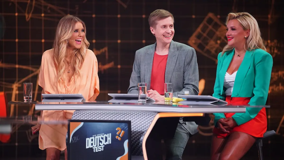 Laura Karasek (l.), Till Reiners und Evelyn Burdecki
Die Verwendung des sendungsbezogenen Materials ist nur mit dem Hinweis und Verlinkung auf RTL+ gestattet.