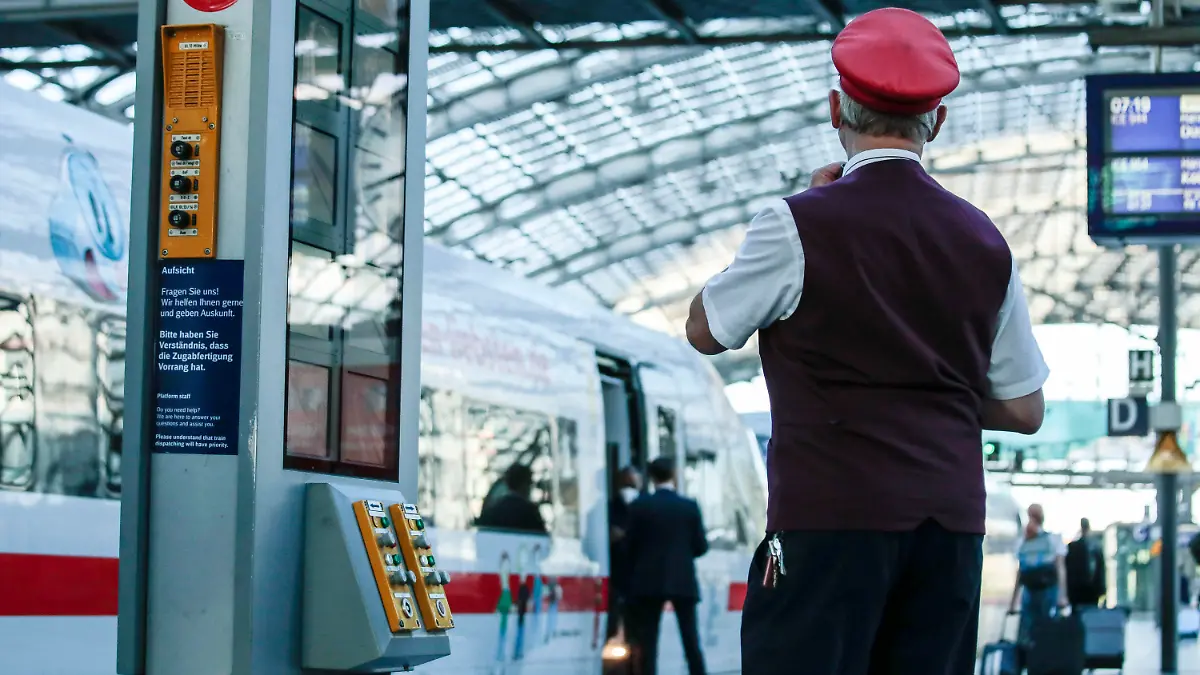 ARCHIV - 10.08.2021, Berlin: Ein Zugbegleiter gibt ein Abfahrtszeichen für einen ICE auf dem Bahnsteig im Berliner Hauptbahnhof. Die Deutsche Bahn ist so unpünktlich wie lange nicht, und das liegt nach Gewerkschaftsangaben nicht nur an zahlreichen Baustellen und dem überlasteten Schienennetz. Zu einem großen Teil ist die Bahn auch durch Personalmangel in die angespannte Situation geraten, wie die Eisenbahn- und Verkehrsgewerkschaft kritisiert. (zu dpa "Gewerkschaft: Bahn hat Probleme auch wegen Personalmangels") Foto: Carsten Koall/dpa +++ dpa-Bildfunk +++