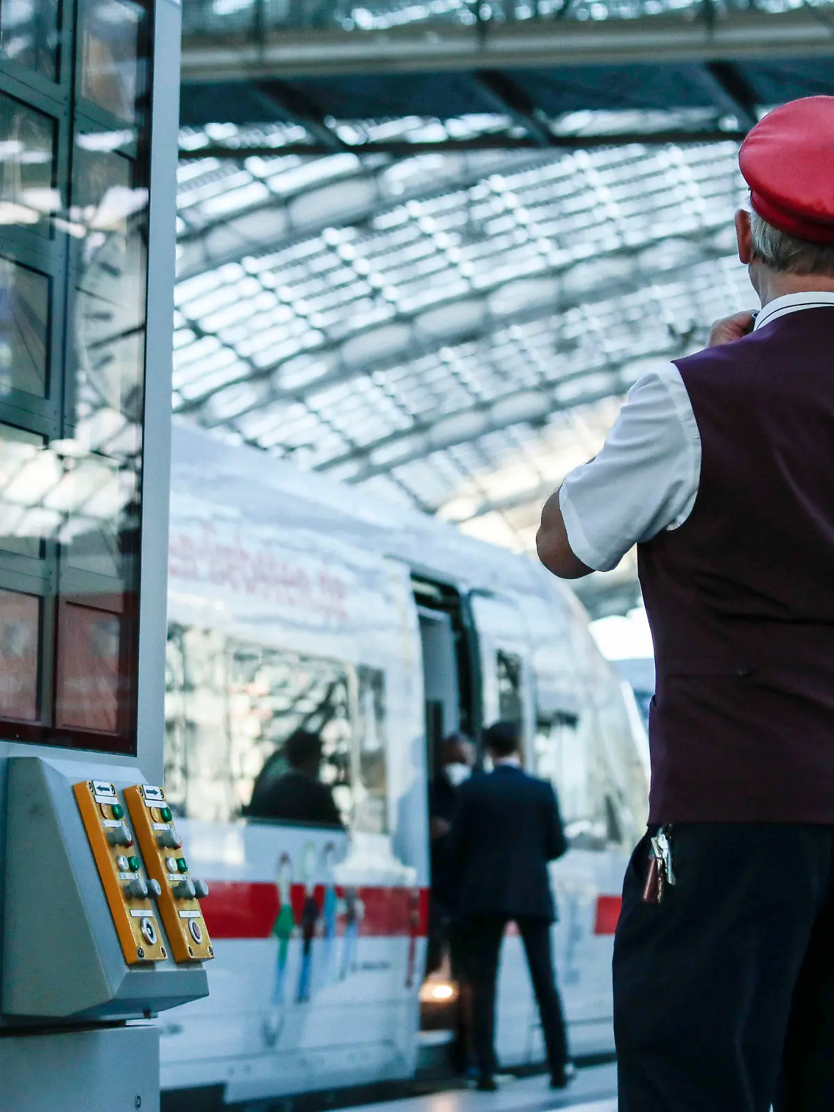ARCHIV - 10.08.2021, Berlin: Ein Zugbegleiter gibt ein Abfahrtszeichen für einen ICE auf dem Bahnsteig im Berliner Hauptbahnhof. Die Deutsche Bahn ist so unpünktlich wie lange nicht, und das liegt nach Gewerkschaftsangaben nicht nur an zahlreichen Baustellen und dem überlasteten Schienennetz. Zu einem großen Teil ist die Bahn auch durch Personalmangel in die angespannte Situation geraten, wie die Eisenbahn- und Verkehrsgewerkschaft kritisiert. (zu dpa "Gewerkschaft: Bahn hat Probleme auch wegen Personalmangels") Foto: Carsten Koall/dpa +++ dpa-Bildfunk +++