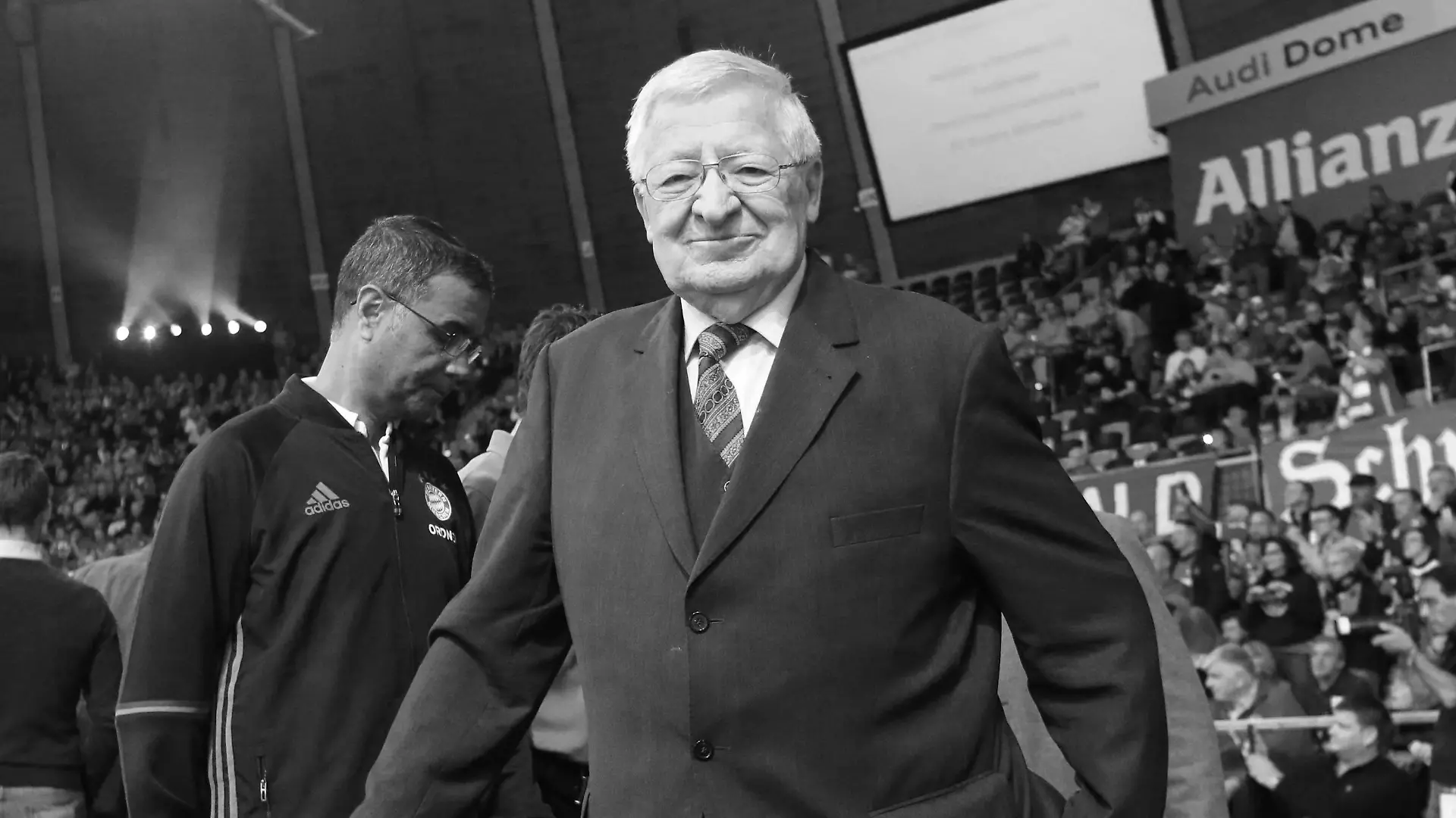 Ex-FCB-Präsident Willi O. Hoffmann / Fussball / Audi Dome / Jahreshauptversammlung des FC Bayern München eV. / 25.11.2016 /
Ex FCB President Willi o Hoffmann Football Audi Dome Annual General Meeting the FC Bavaria Munich EV 25 11 2016