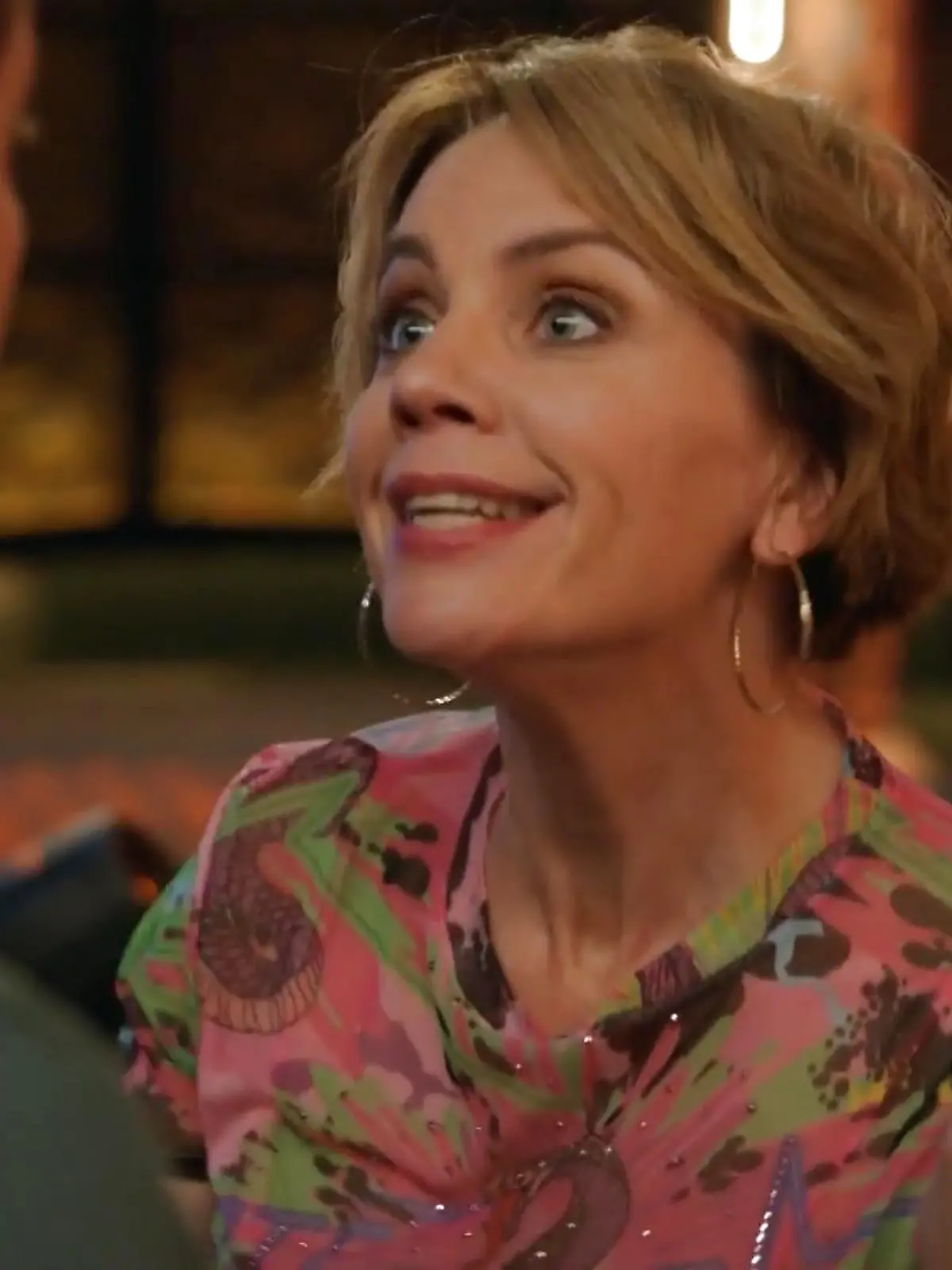 Yvonne (Gisa Zach) macht John (Felix von Jascheroff) klar, dass Laura ihn liebt