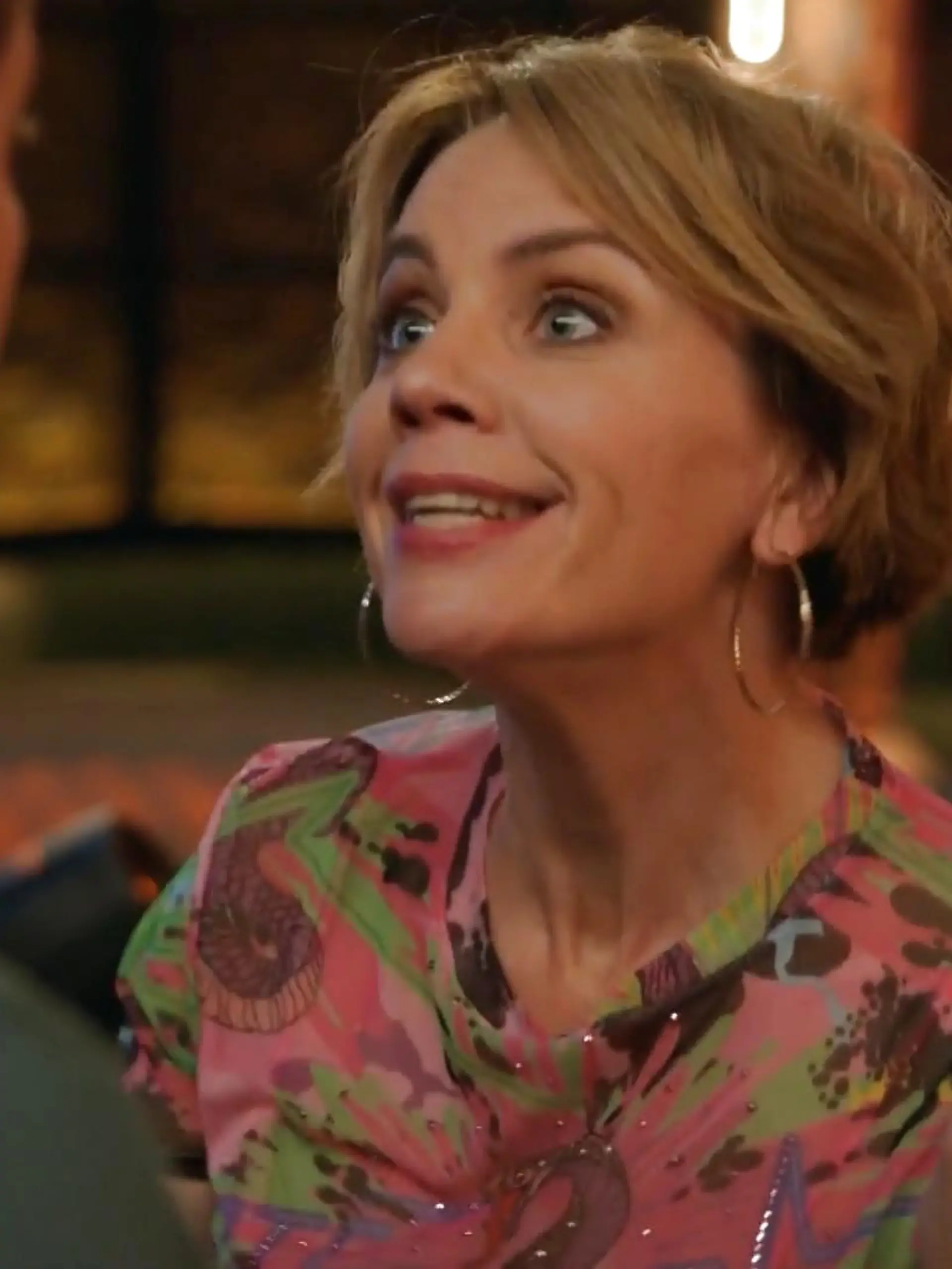 Yvonne (Gisa Zach) macht John (Felix von Jascheroff) klar, dass Laura ihn liebt