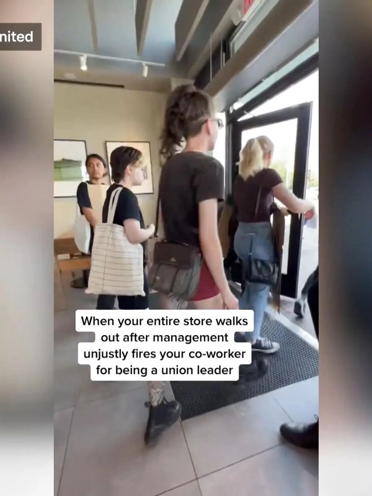 Einer für alle, alle für einen. Weil in dieser Starbucks-Filiale ein Mitarbeiter unrechtmäßig gefeuert wurde, verlassen sämtliche Mitarbeiter den Laden mitten in der Schicht. Die Vermutung der Belegschaft: ihr Kollege ist nur gekündigt worden, weil er ein Gewerkschaftsführer ist. 
Denn immer mehr Starbucks-Filialen in den USA schließen sich der Gewerkschaft an. Damit wollen sie gegen systematisch-unfaire Arbeitsbedingungen innerhalb des Unternehmens vorgehen. Denn jahrzehntelang hatte es wenig bis gar keine Regulierung gegeben.
Experten rechnen damit, dass sich eine Gewerkschaftswelle über die Filialen im ganzen Land ausbreiten wird. Wie stark diese Bewegung sein kann, das zeigt die Solidarität der Kollegen untereinander.