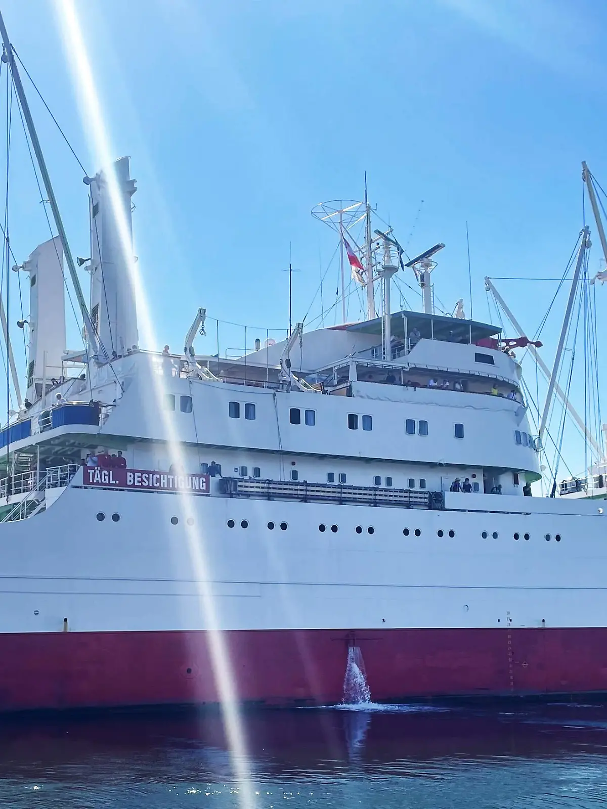 An der Seite der Cap San Diego strömt ununterbrochen viel Wasser raus.