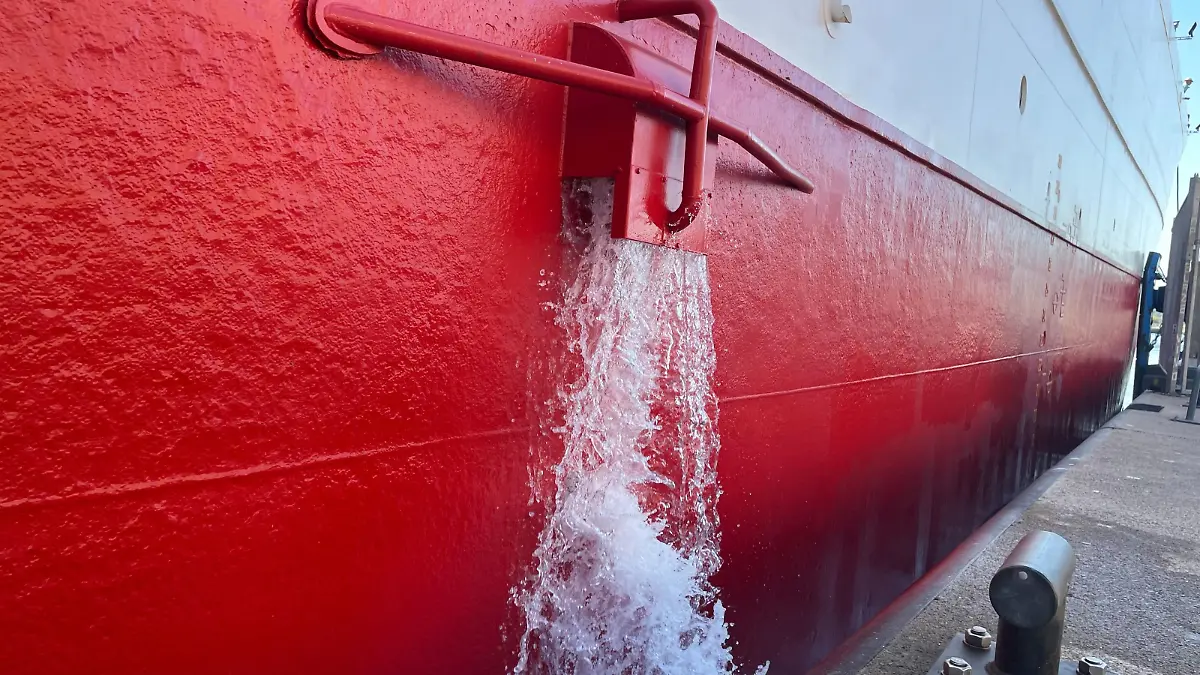 150.000 Liter Kühlwasser strömen hier pro Stunde raus.