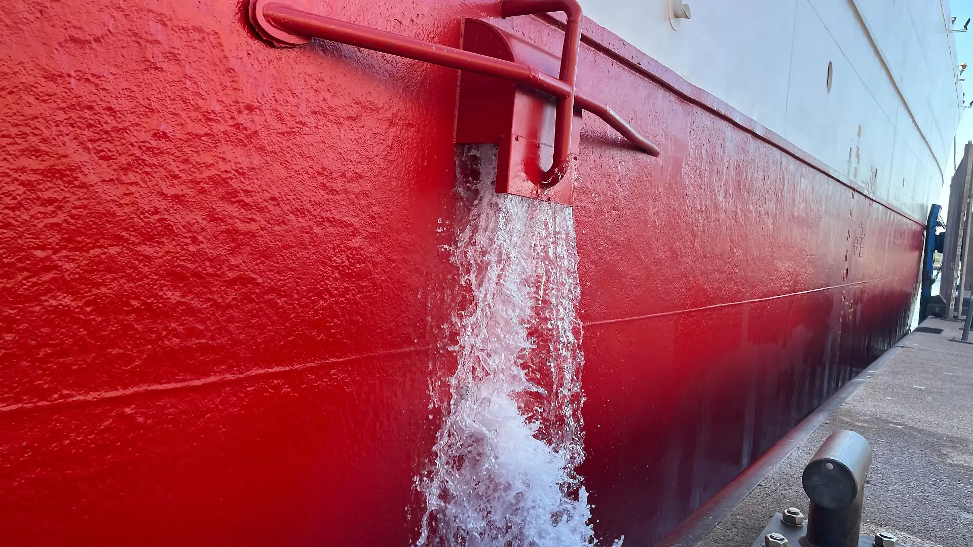 150.000 Liter Kühlwasser strömen hier pro Stunde raus.