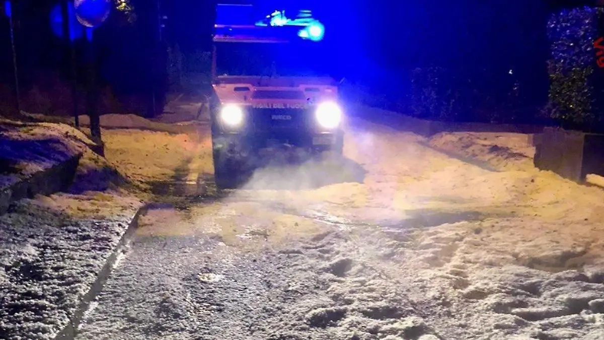 HANDOUT - 08.09.2022, Italien, Lecco: Die Feuerwehr ist nach starkem Regen und Hagelsturm im Einsatz. Der Norden Italiens ist von teils heftigen Unwettern heimgesucht worden. Foto: ---/Vigili del Fuoco/dpa - ACHTUNG: Nur zur redaktionellen Verwendung im Zusammenhang mit der aktuellen Berichterstattung und nur mit vollständiger Nennung des vorstehenden Credits +++ dpa-Bildfunk +++