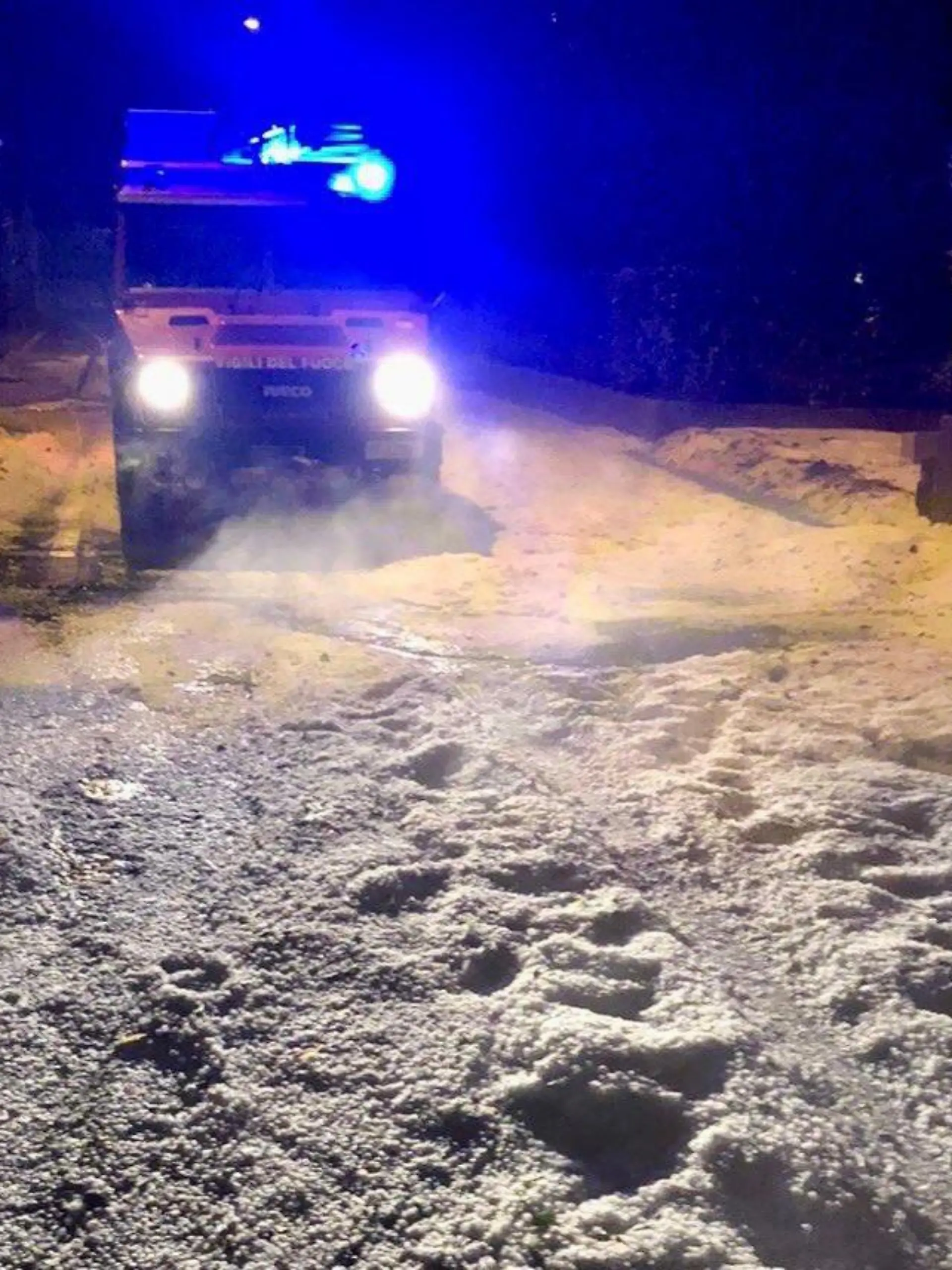 HANDOUT - 08.09.2022, Italien, Lecco: Die Feuerwehr ist nach starkem Regen und Hagelsturm im Einsatz. Der Norden Italiens ist von teils heftigen Unwettern heimgesucht worden. Foto: ---/Vigili del Fuoco/dpa - ACHTUNG: Nur zur redaktionellen Verwendung im Zusammenhang mit der aktuellen Berichterstattung und nur mit vollständiger Nennung des vorstehenden Credits +++ dpa-Bildfunk +++