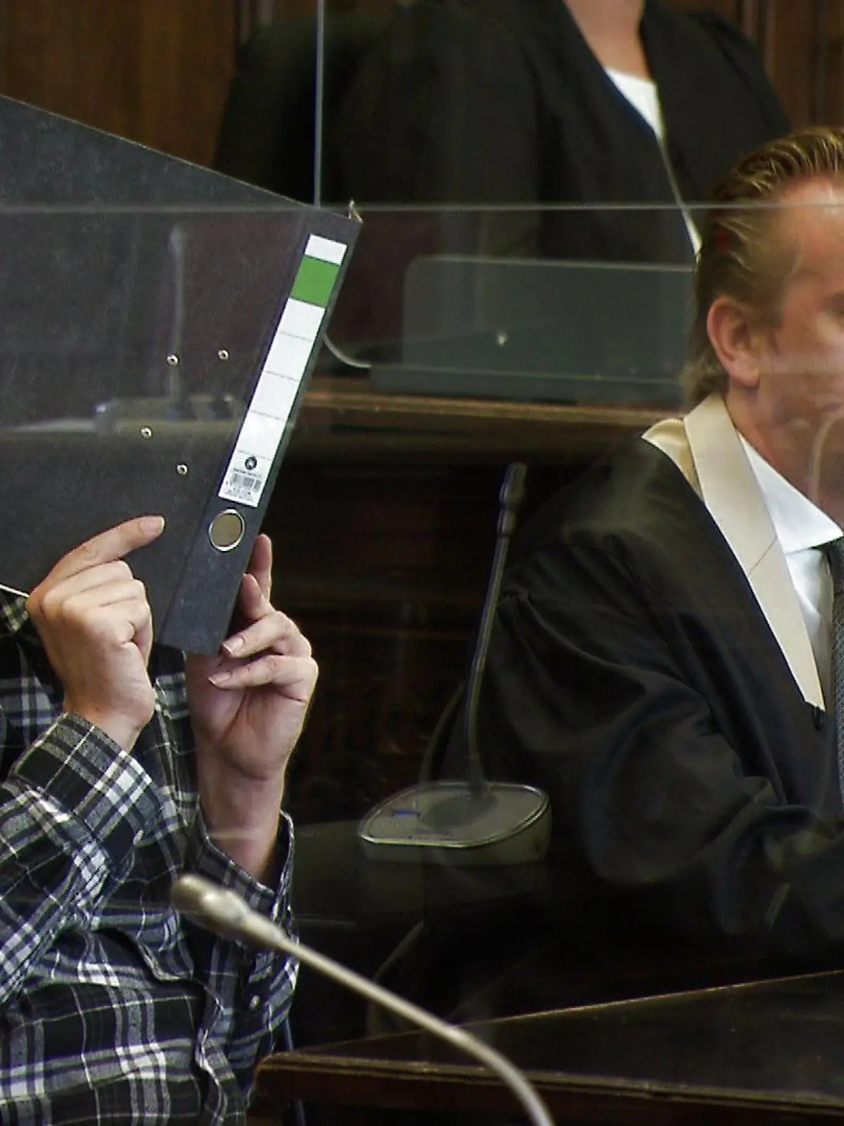 Der 54-jährige Angeklagte soll insgesamt 80-mal auf seine Schwester eingestochen haben.