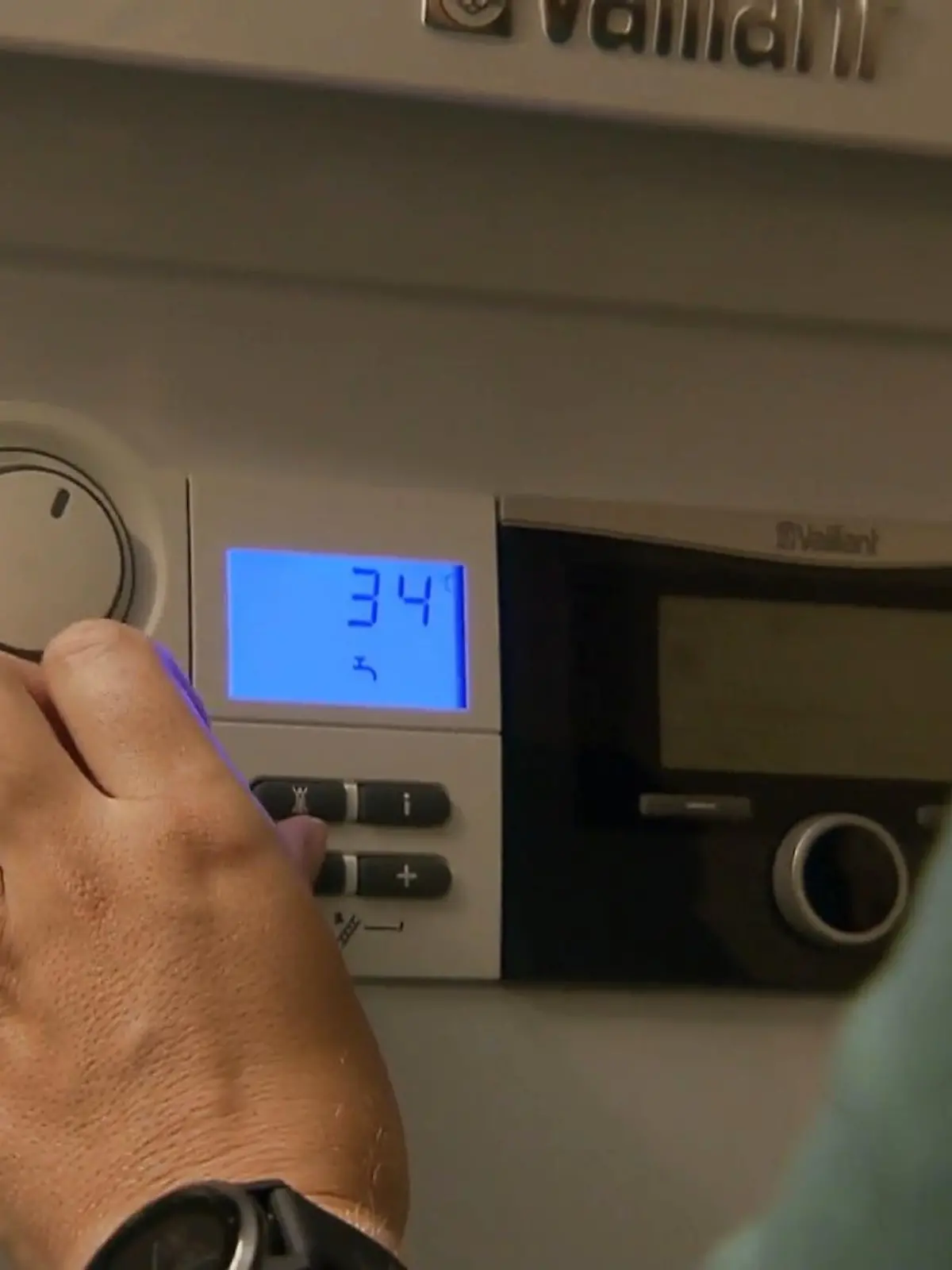Bevor die Heizsaison überhaupt begonnen hat steht fest: Es wird der teuerste Winter aller Zeiten! Im Video erklären Verena Blöcher von Verivox und Steffen Suttner von Check24, mit welchen Mehrkosten Gaskunden derzeit rechnen müssen und was sie jetzt noch machen können, um an günstigere Gaspreise zu kommen.