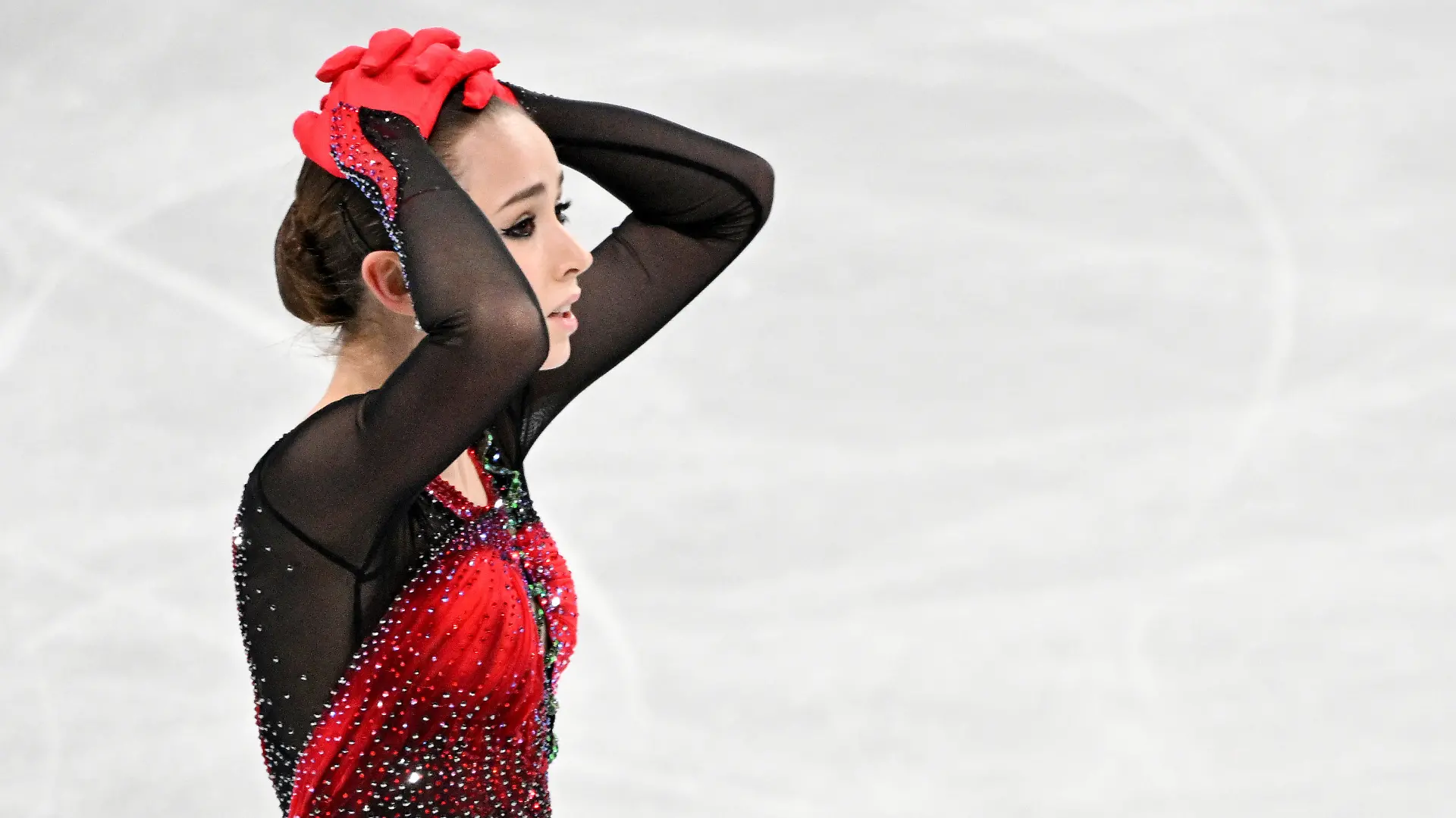 ARCHIV - 07.02.2022, China, Peking: Olympia, Eiskunstlauf, Teamwettbewerb im Hauptstadt-Hallenstadion. Kamila Walijewa vom Russischen Olympischen Komitee in Aktion. (zu "Doping: IOC will Sperre von Olympiasiegerin Walijewa prüfen lassen") Foto: Peter Kneffel/dpa +++ dpa-Bildfunk +++