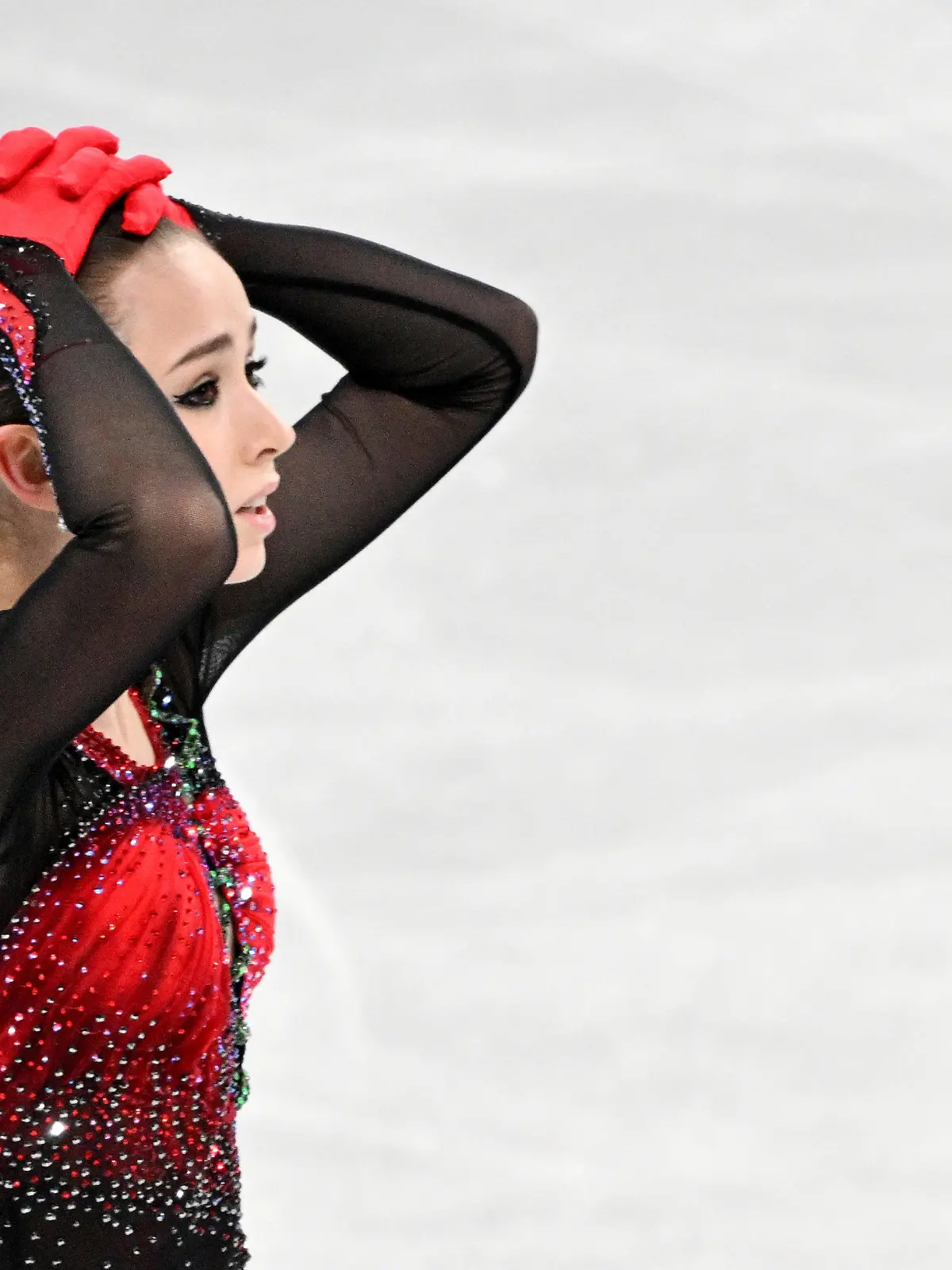 ARCHIV - 07.02.2022, China, Peking: Olympia, Eiskunstlauf, Teamwettbewerb im Hauptstadt-Hallenstadion. Kamila Walijewa vom Russischen Olympischen Komitee in Aktion. (zu "Doping: IOC will Sperre von Olympiasiegerin Walijewa prüfen lassen") Foto: Peter Kneffel/dpa +++ dpa-Bildfunk +++