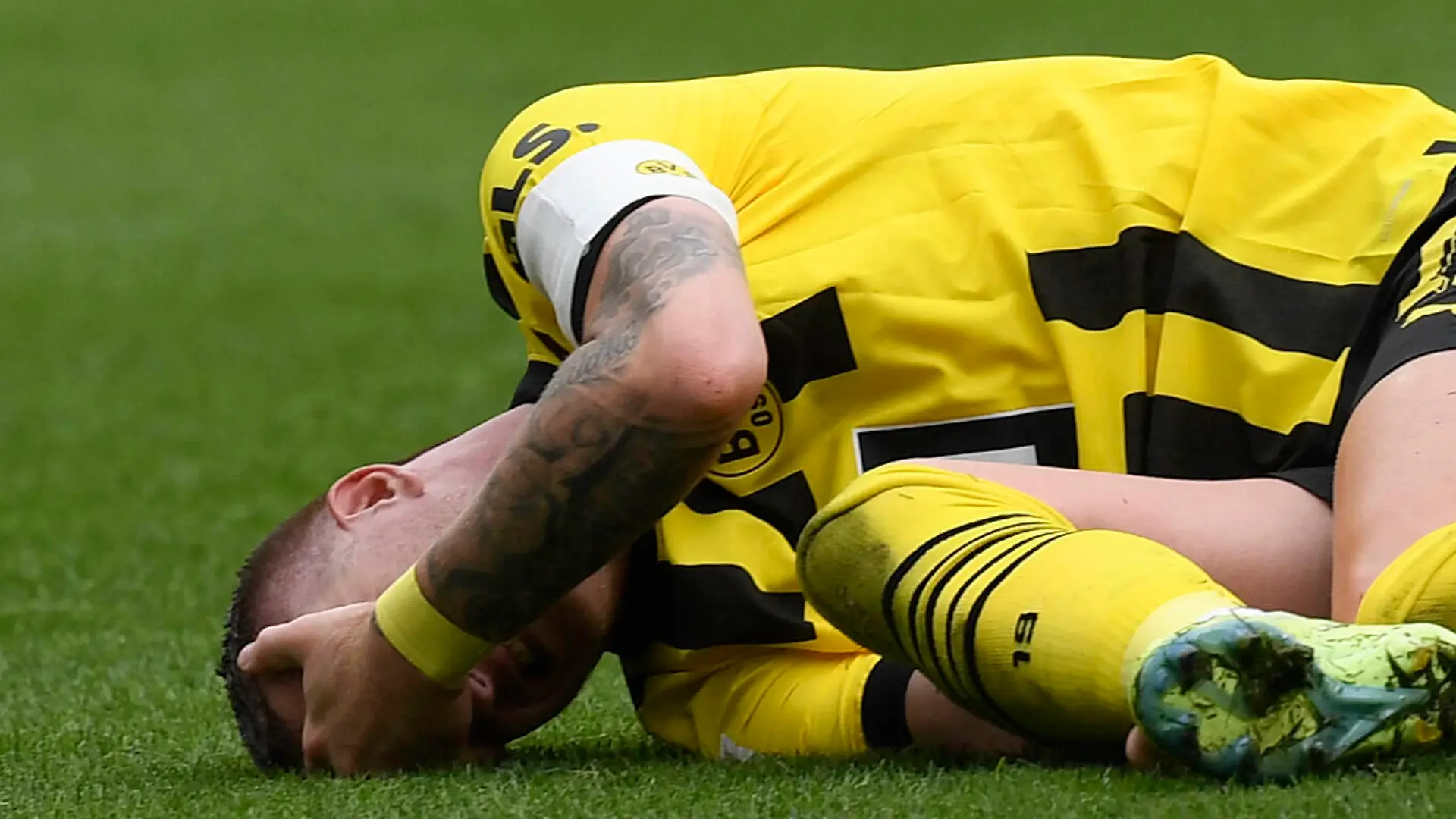 17.09.2022, Dortmund, Germany, Signal-Iduna-Park, BV Borussia Dortmund vs FC Schalke 04 - 1. Bundesliga, Marco Reus Borussia Dortmund verletzt Foto Ralf Treese DFB/DFL REGULATIONS PROHIBIT ANY USE OF PHOTOGRAPHS AS IMAGE SEQUENCES AND/OR QUASI-VIDEO. Dortmund Signal-Iduna-Park North Rhine-Westphalia Germany *** 17 09 2022, Dortmund, Germany, Signal Iduna Park, BV Borussia Dortmund vs FC Schalke 04 1 Bundesliga, Marco Reus Borussia Dortmund injured photo Ralf Treese DFB DFL REGULATES PROHIBIT ANY USE OF PHOTOGRAPHS AS IMAGE SEQUENCES AND OR QUASI VIDEO Dortmund Signal Iduna Park North Rhine Westphalia Germany PUBLICATIONxINxGERxSUIxAUTxONLY / 521_BVBS0420220917_016 / Treese-521