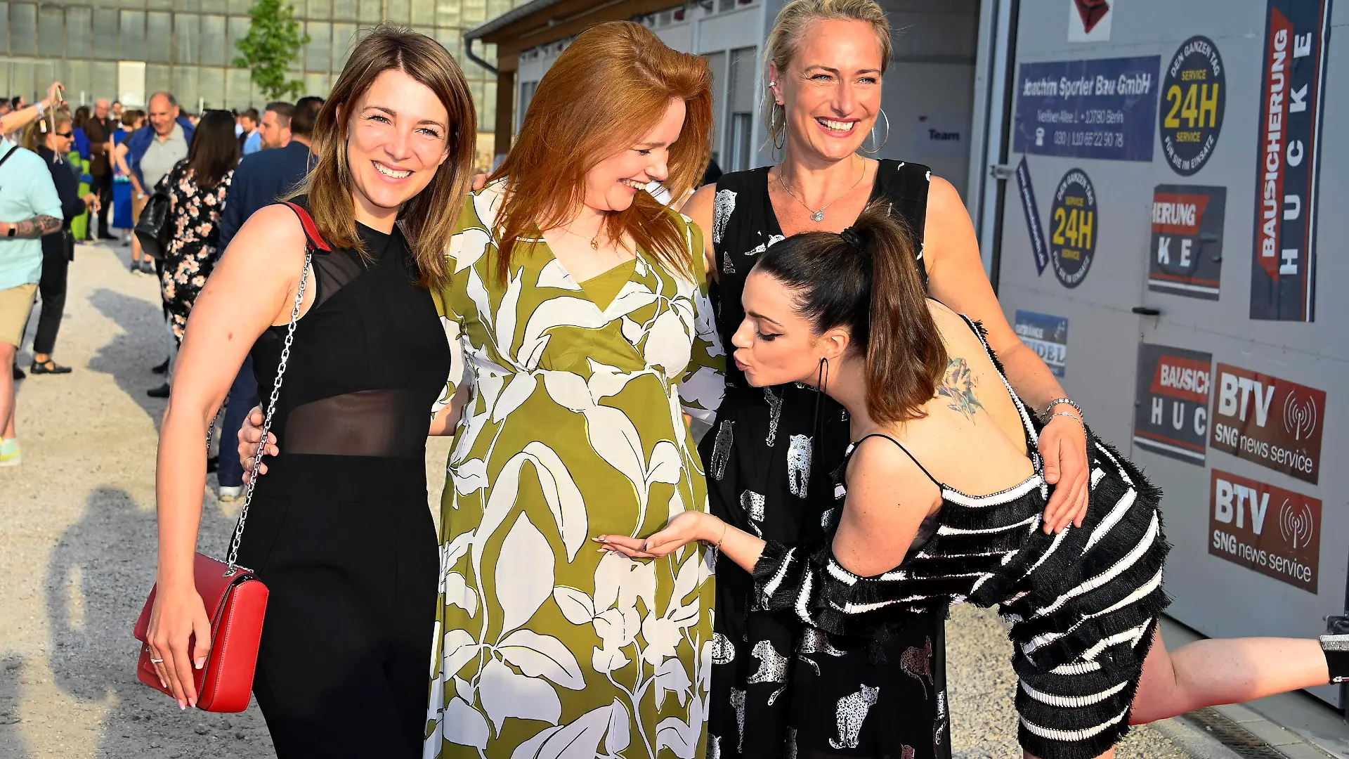 Entertainment Bilder des Tages Iris Mareike Steen, Olivia Marei, Eva Mona Rodekirchen und Anne Menden bei der GZSZ Party 30 Jahre GZSZ im GZSZ Außenset an der Orenstein-&-Koppel-Straße. Potsdam, 10.05.2022 *** Iris Mareike Steen, Olivia Marei, Eva Mona Rodekirchen and Anne Menden at the GZSZ party 30 years GZSZ in the GZSZ outdoor set at the Orenstein Koppel Straße Potsdam, 10 05 2022 Foto:xF.xKernx/xFuturexImage