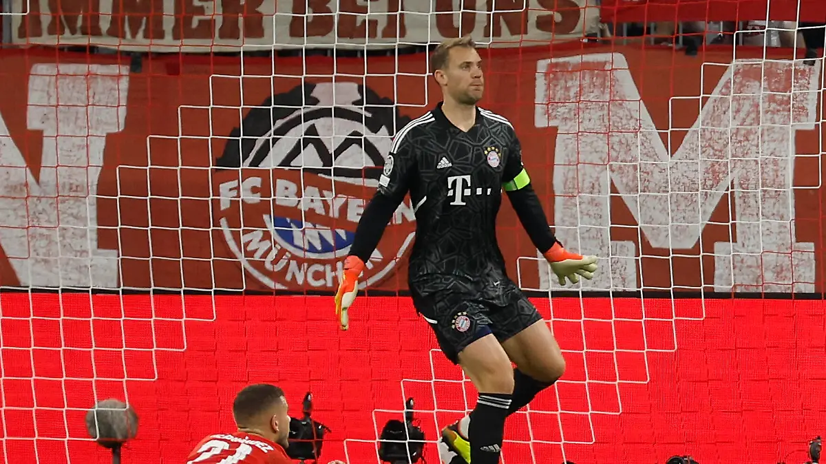 13.09.2022, Fussball, Champions League, Gruppenphase, FC Bayern Muenchen - FC Barcelona, Barca GER, Muenchen, Allianz Arena Bild: v. li. Lucas Hernandez FC Bayern Muenchen, 21, Torwart Manuel Neuer FC Bayern Muenchen, 1, Alphonso Davies FC Bayern Muenchen, 19 und Robert Lewandowski FC Barcelona, 9 *** 13 09 2022, football, Champions League, group stage, FC Bayern Muenchen FC Barcelona, GER, Munich, Allianz Arena Picture from left Lucas Hernandez FC Bayern Muenchen, 21 , goalkeeper Manuel Neuer FC Bayern Muenchen, 1 , Alphonso Davies FC Bayern Muenchen, 19 and Robert Lewandowski FC Barcelona, 9 Copyright: HMBxMedia/xHeikoxBecker