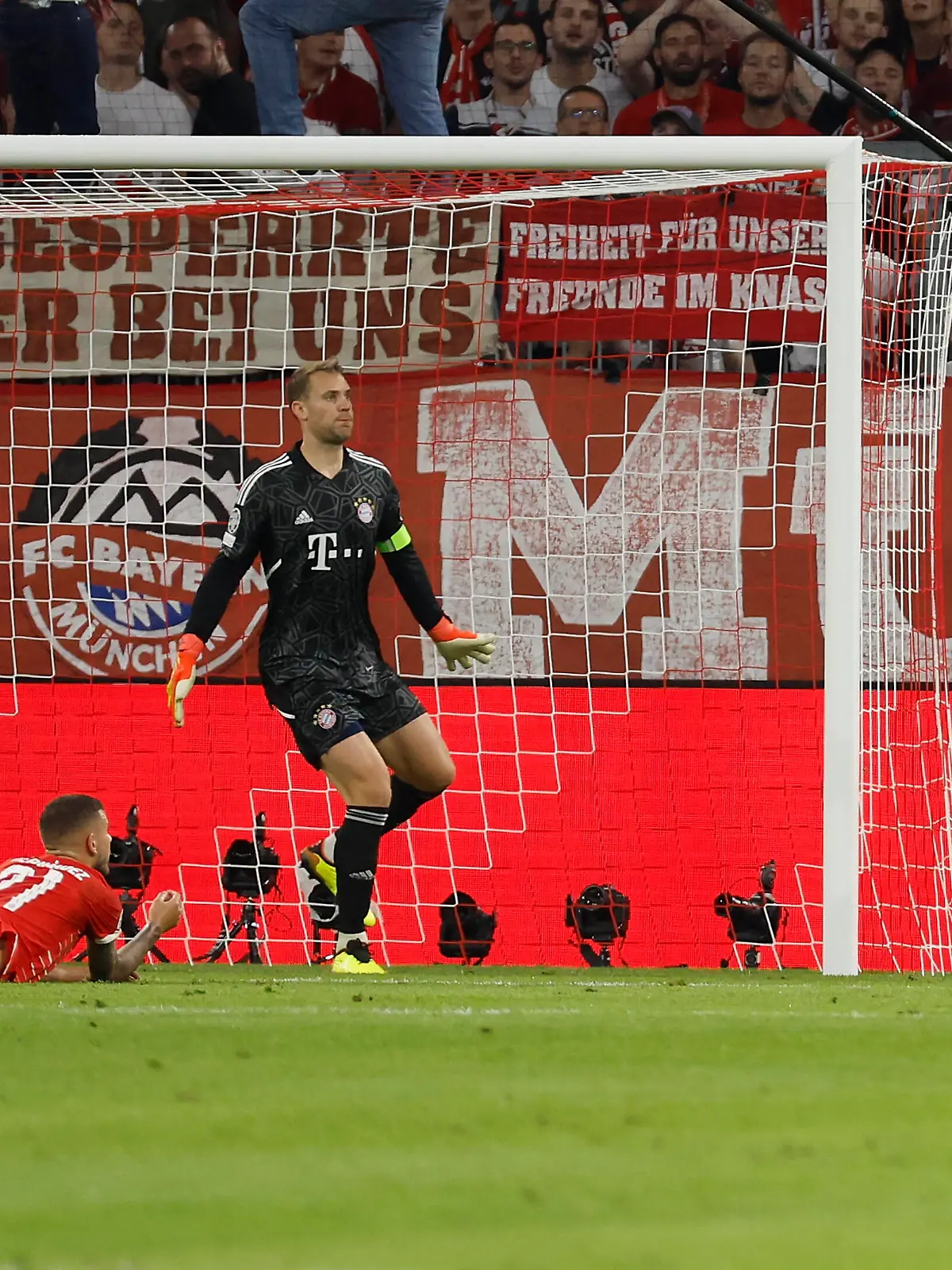 13.09.2022, Fussball, Champions League, Gruppenphase, FC Bayern Muenchen - FC Barcelona, Barca GER, Muenchen, Allianz Arena Bild: v. li. Lucas Hernandez FC Bayern Muenchen, 21, Torwart Manuel Neuer FC Bayern Muenchen, 1, Alphonso Davies FC Bayern Muenchen, 19 und Robert Lewandowski FC Barcelona, 9 *** 13 09 2022, football, Champions League, group stage, FC Bayern Muenchen FC Barcelona, GER, Munich, Allianz Arena Picture from left Lucas Hernandez FC Bayern Muenchen, 21 , goalkeeper Manuel Neuer FC Bayern Muenchen, 1 , Alphonso Davies FC Bayern Muenchen, 19 and Robert Lewandowski FC Barcelona, 9 Copyright: HMBxMedia/xHeikoxBecker