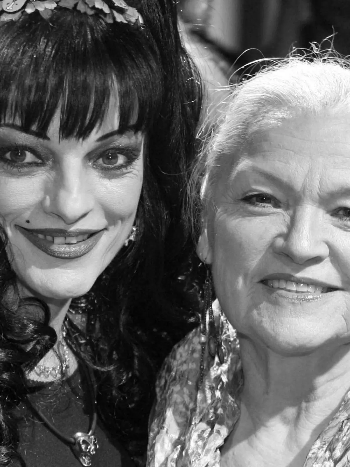 Die Darstellerin aus dem Film "7 Zwerge - Der Wald ist nicht genug", Nina Hagen (l) posiert am Dienstag (24.10.2006) während der Premiere in Hamburg für die Fotografen zusammen mit ihrer Mutter Eva Maria Hagen. Die Märchenparodie ist die Fortsetzung des Kassenschlagers "7 Zwerge - Männer allein im Wald", der im Jahr 2004 rund 6,8 Millionen Zuschauer in die Kinos lockte. Foto: Ulrich Perrey dpa +++(c) dpa - Report+++