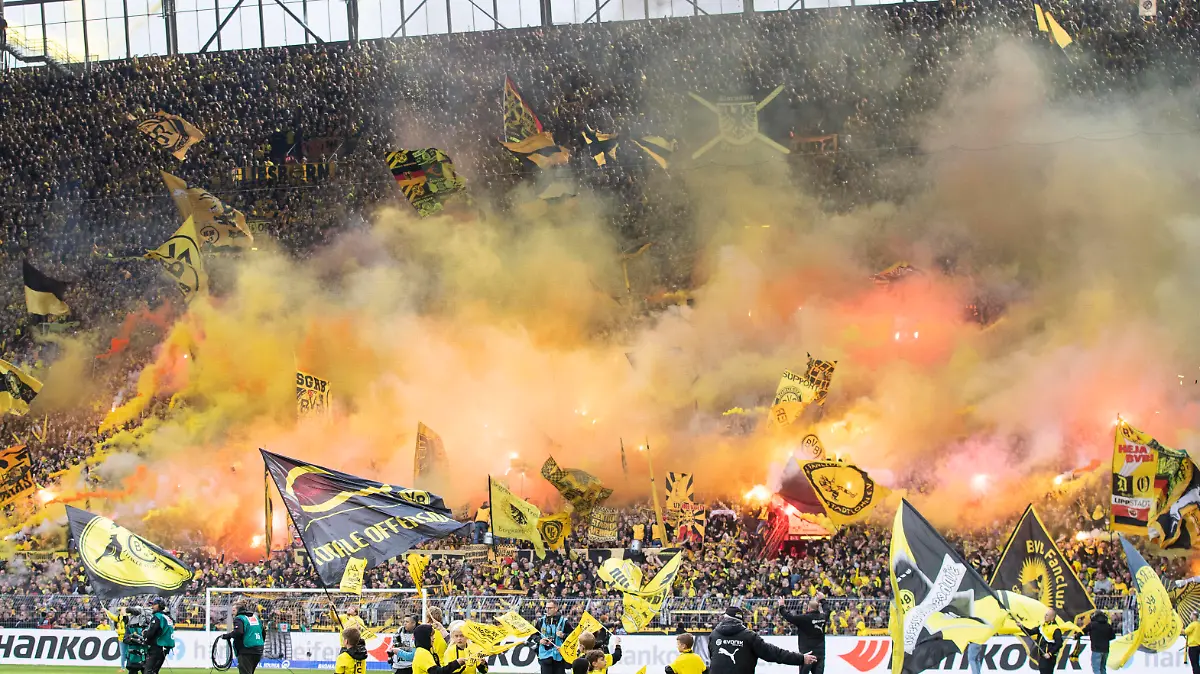  Fußball: 1. Bundesliga, Saison 2022/2023, 7. Spieltag, Borussia Dortmund - FC Schalke 04 am 17.09.2022 in Dortmund Nordrhein-Westfalen. Dortmunds Fans auf der Südtribüne zünden Pyrotechnik WICHTIGER HINWEIS: Gemäß den Vorgaben der DFL Deutsche Fußball Liga bzw. des DFB Deutscher Fußball-Bund ist es untersagt, in dem Stadion und/oder vom Spiel angefertigte Fotoaufnahmen in Form von Sequenzbildern und/oder videoähnlichen Fotostrecken zu verwerten bzw. verwerten zu lassen. *** Soccer 1 Bundesliga, season 2022 2023, 7 match day, Borussia Dortmund FC Schalke 04 on 17 09 2022 in Dortmund North Rhine Westphalia Dortmund fans on the south stand ignite pyrotechnics IMPORTANT NOTE According to the requirements of the DFL German Football League and the DFB German Football Association is prohibited in the stadium and or from the game made photographs in the form of sequence images and or video-like photo series to exploit or to let exploit Copyright: xKirchner/MarcoxSteinbrennerx