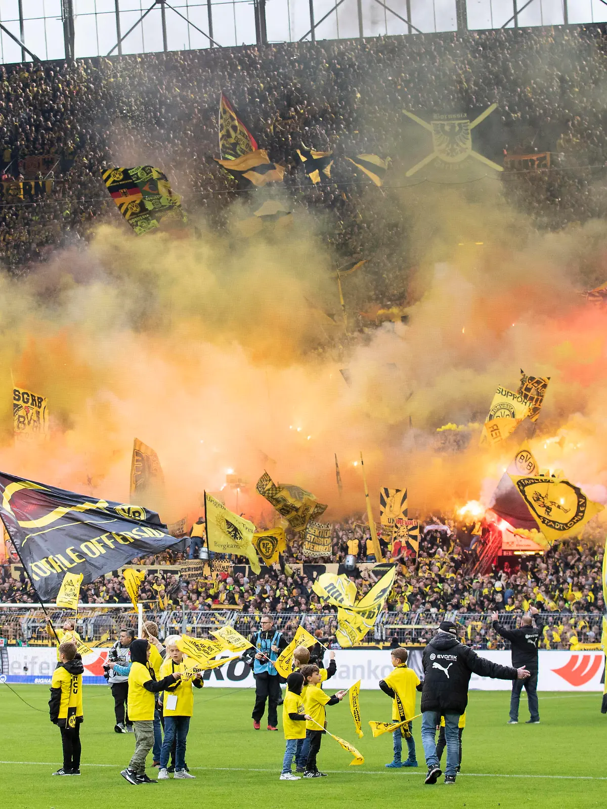  Fußball: 1. Bundesliga, Saison 2022/2023, 7. Spieltag, Borussia Dortmund - FC Schalke 04 am 17.09.2022 in Dortmund Nordrhein-Westfalen. Dortmunds Fans auf der Südtribüne zünden Pyrotechnik WICHTIGER HINWEIS: Gemäß den Vorgaben der DFL Deutsche Fußball Liga bzw. des DFB Deutscher Fußball-Bund ist es untersagt, in dem Stadion und/oder vom Spiel angefertigte Fotoaufnahmen in Form von Sequenzbildern und/oder videoähnlichen Fotostrecken zu verwerten bzw. verwerten zu lassen. *** Soccer 1 Bundesliga, season 2022 2023, 7 match day, Borussia Dortmund FC Schalke 04 on 17 09 2022 in Dortmund North Rhine Westphalia Dortmund fans on the south stand ignite pyrotechnics IMPORTANT NOTE According to the requirements of the DFL German Football League and the DFB German Football Association is prohibited in the stadium and or from the game made photographs in the form of sequence images and or video-like photo series to exploit or to let exploit Copyright: xKirchner/MarcoxSteinbrennerx