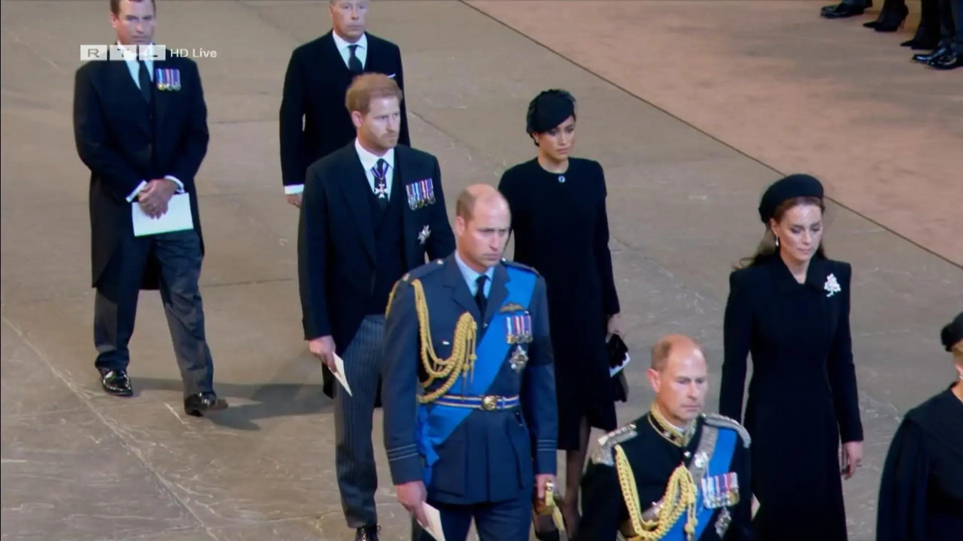 Prinz Harry & Herzogin Meghan halten Händchen Am Sarg der Queen