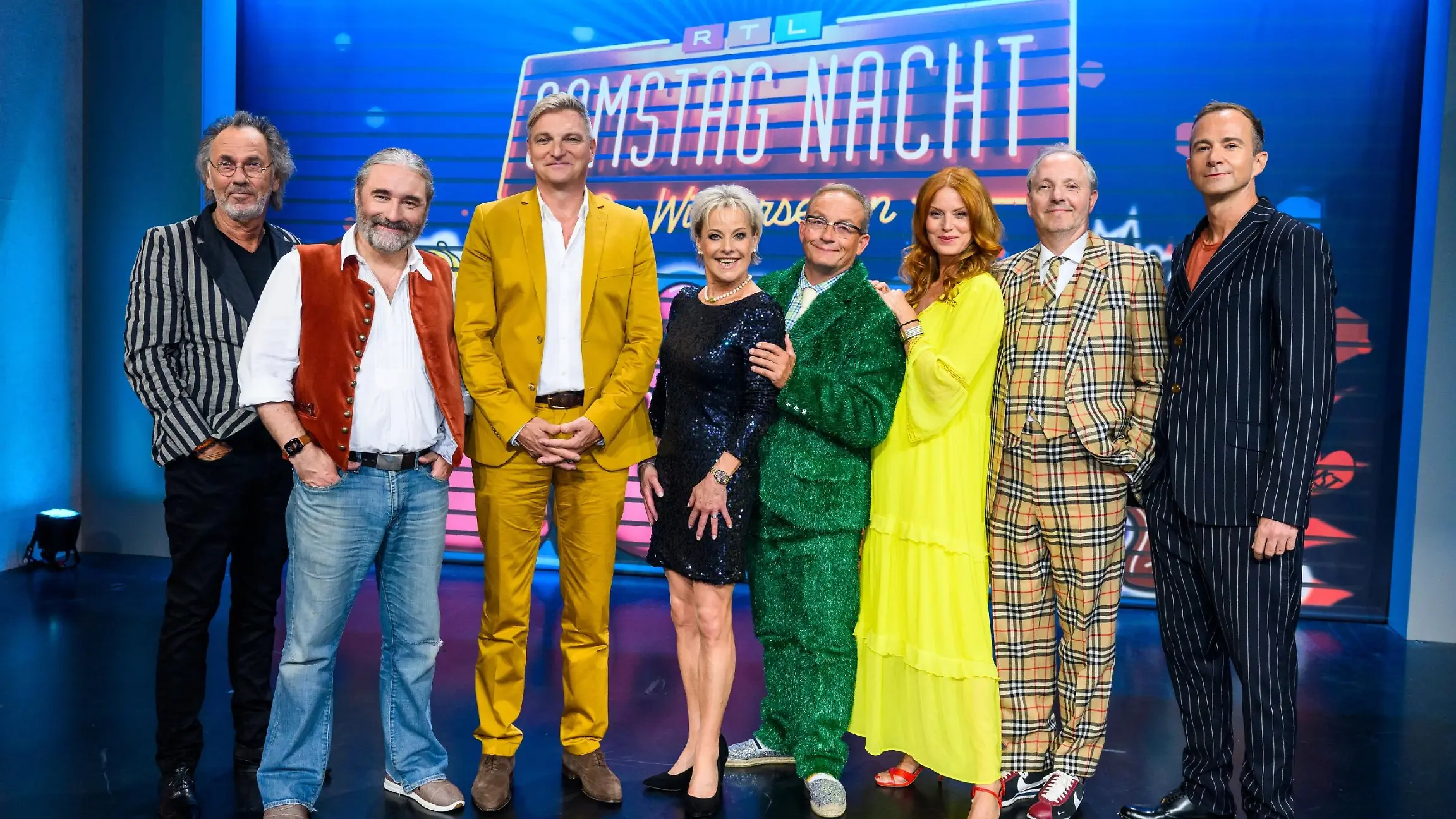RTL Samstag Nacht - Tommy Krappweis, Stefan Jürgens, Tanja Schumann, Wigald Boning, Esther Schweins, Olli Dittrich und Mark Weigel (v.l.) präsentieren Sketche, Parodien und Musik zur besten Sendezeit. Durch den Show-Abend führt der ehemalige Produzent der Kult-Comedy Hugo Egon Balder (l.).
Die Verwendung des sendungsbezogenen Materials ist nur mit dem Hinweis und Verlinkung auf RTL+ gestattet.