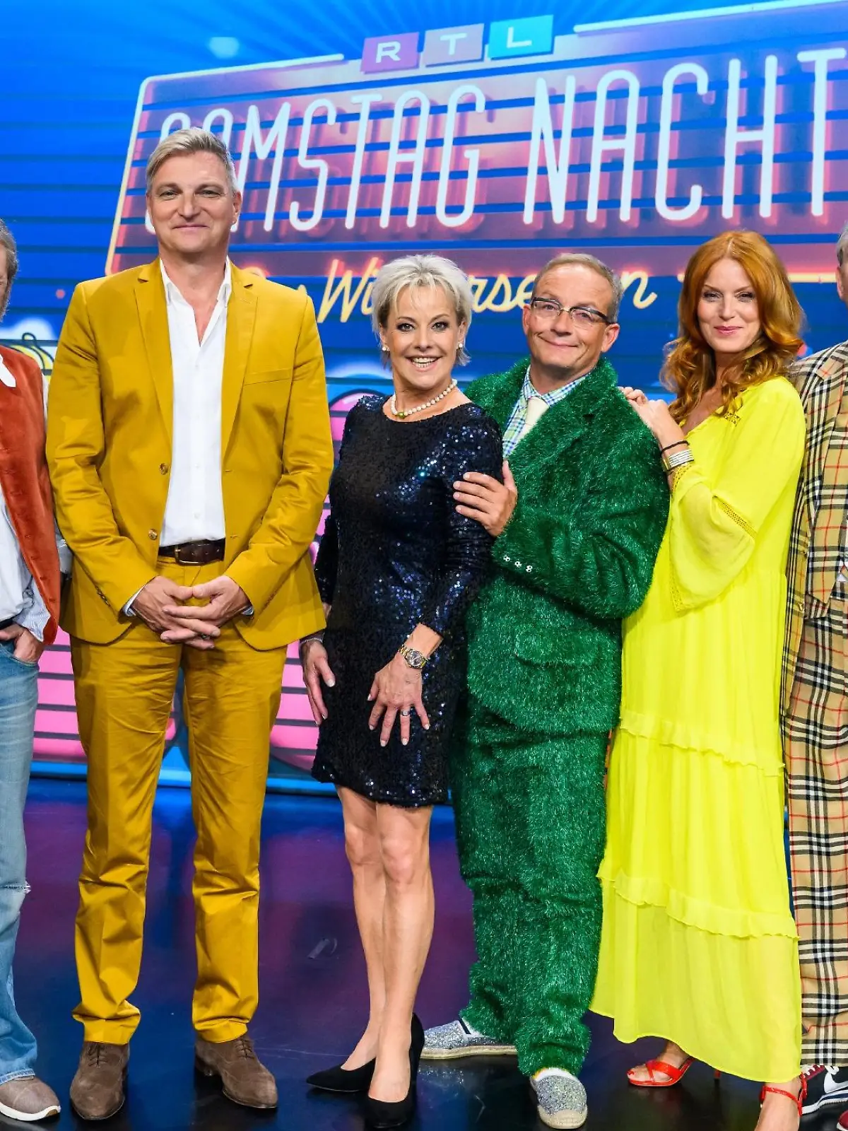 RTL Samstag Nacht - Tommy Krappweis, Stefan Jürgens, Tanja Schumann, Wigald Boning, Esther Schweins, Olli Dittrich und Mark Weigel (v.l.) präsentieren Sketche, Parodien und Musik zur besten Sendezeit. Durch den Show-Abend führt der ehemalige Produzent der Kult-Comedy Hugo Egon Balder (l.).

Die Verwendung des sendungsbezogenen Materials ist nur mit dem Hinweis und Verlinkung auf RTL+ gestattet.