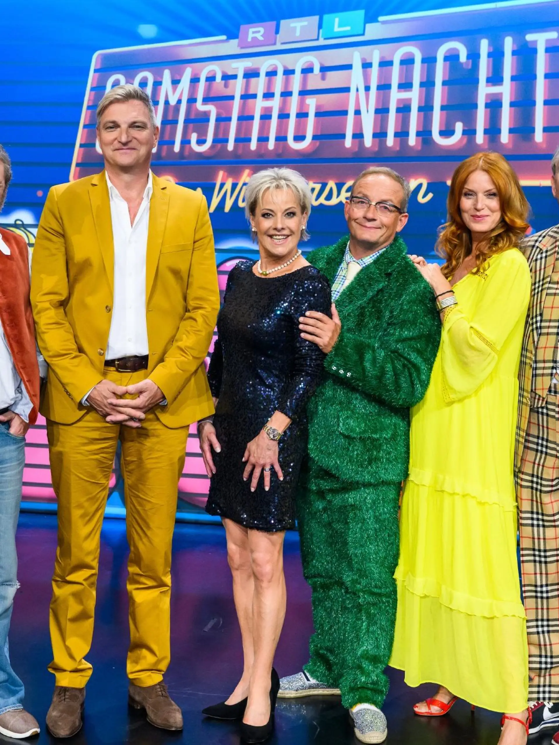 RTL Samstag Nacht - Tommy Krappweis, Stefan Jürgens, Tanja Schumann, Wigald Boning, Esther Schweins, Olli Dittrich und Mark Weigel (v.l.) präsentieren Sketche, Parodien und Musik zur besten Sendezeit. Durch den Show-Abend führt der ehemalige Produzent der Kult-Comedy Hugo Egon Balder (l.).
Die Verwendung des sendungsbezogenen Materials ist nur mit dem Hinweis und Verlinkung auf RTL+ gestattet.