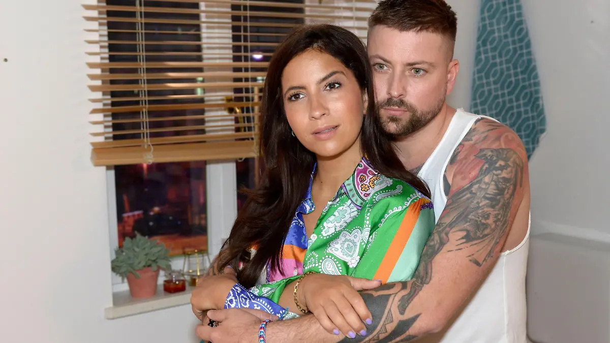 Laura (Cryssanthi Kavazi) ist berührt, als John (Felix von Jascheroff) sie bittet, über Nacht zu bleiben.
Die Verwendung des sendungsbezogenen Materials ist nur mit dem Hinweis und Verlinkung auf RTL+ gestattet.