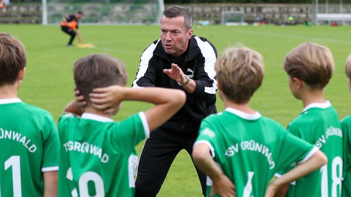 ARCHIV - 14.09.2022, Bayern, Muenchen, Gruenwald: Lothar Matthäus, TV-Experte und ehemalige Fußballprofi, trainiert die E-Jugendmannschaft des TSV Grünwald. Matthäus trainiert mit großer Freude die E-Jugend-Mannschaft seines Sohnes.(zu dpa "Matthäus trainiert E-Jugend-Team: «Will für die Jungs das Beste»") Foto: Christian Kolbert/Kolbert-Press/dpa +++ dpa-Bildfunk +++