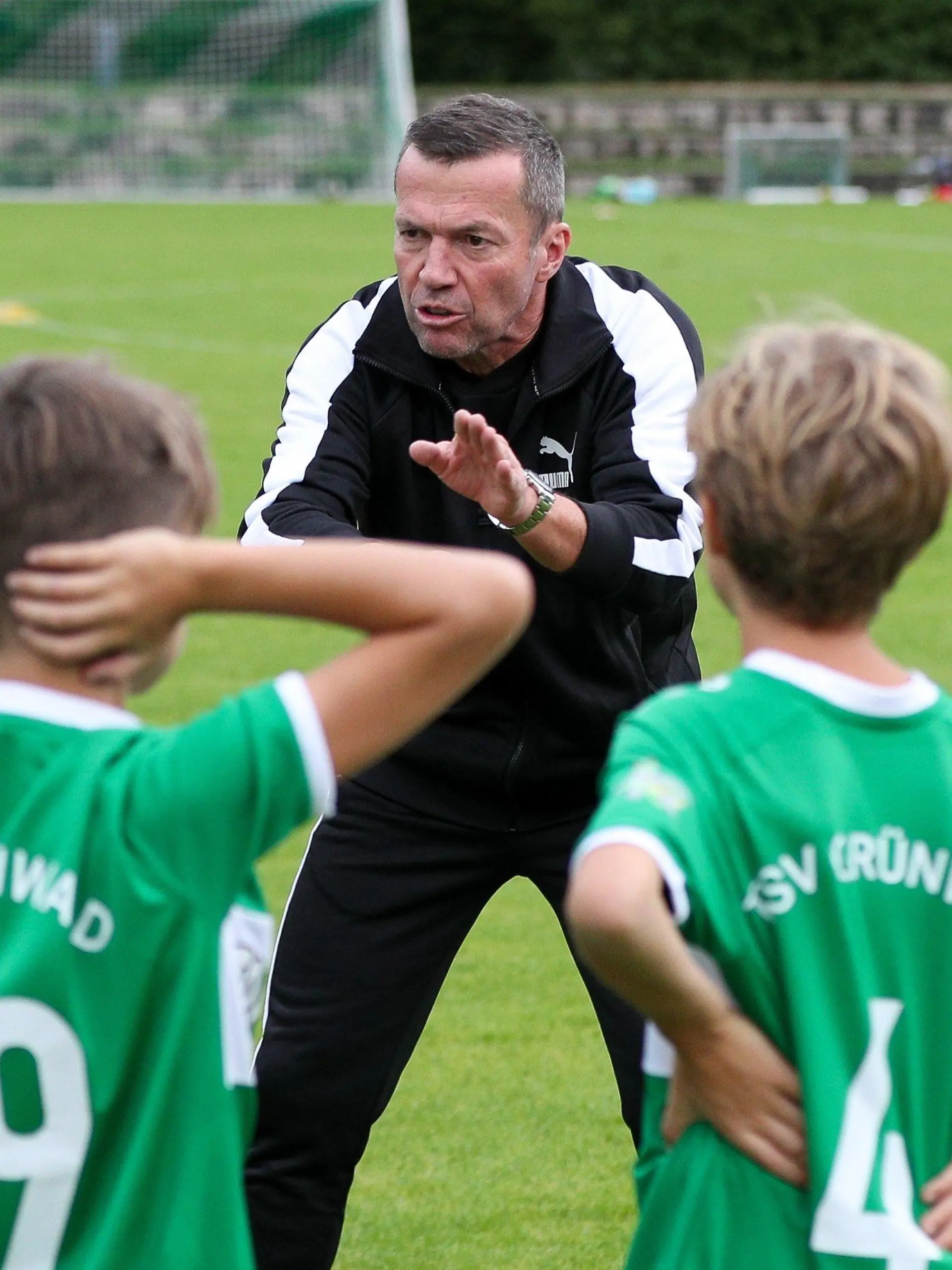 ARCHIV - 14.09.2022, Bayern, Muenchen, Gruenwald: Lothar Matthäus, TV-Experte und ehemalige Fußballprofi, trainiert die E-Jugendmannschaft des TSV Grünwald. Matthäus trainiert mit großer Freude die E-Jugend-Mannschaft seines Sohnes.(zu dpa "Matthäus trainiert E-Jugend-Team: «Will für die Jungs das Beste»") Foto: Christian Kolbert/Kolbert-Press/dpa +++ dpa-Bildfunk +++