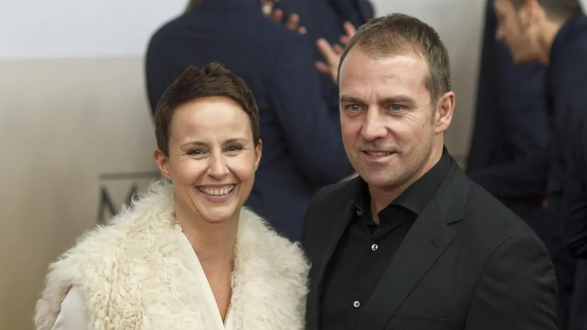  Auf dem Roten Teppich: Hans-Dieter FLICK mit seiner Frau Silke Vorstellung und Weltpremiere des Dokumentarfilmes Die Mannschaft im CineStar Sony Center in Berlin, Deutschland am 10.11.2014, die Deutsche Fussballnationalmannschaft zeigt sich in einem Film zur Fussballweltmeisterschaft 2014 in Brasilien.