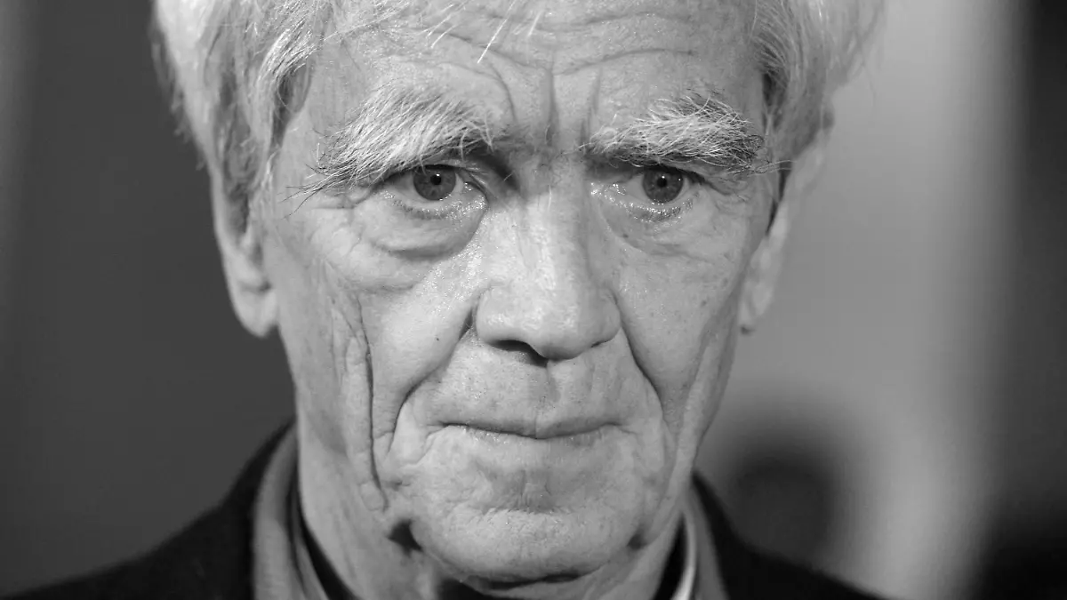 Der Bundestagsabgeordnete von Bündnis 90/Die Grünen, Hans-Christian Ströbele gibt am 06.11.2013 in Berlin vor Beginn einer Sondersitzung des Parlamentarischen Kontrollgremiums für die Geheimdienste ein Interview. Die Chefs von Bundesnachrichtendienst und Verfassungsschutz sollen über ihre Gespräche in Washington berichten. Außerdem wird der Grünen-Bundestagsabgeordnete Ströbele über sein Treffen mit dem ehemaligen NSA-Mitarbeiter Edward Snowden in Moskau berichten. Auch die angeblichen Spionage-Aktionen der Briten aus ihrer Botschaft in Berlin heraus sollen ein Thema sein. Foto: Rainer Jensen/dpa +++(c) dpa - Bildfunk+++
