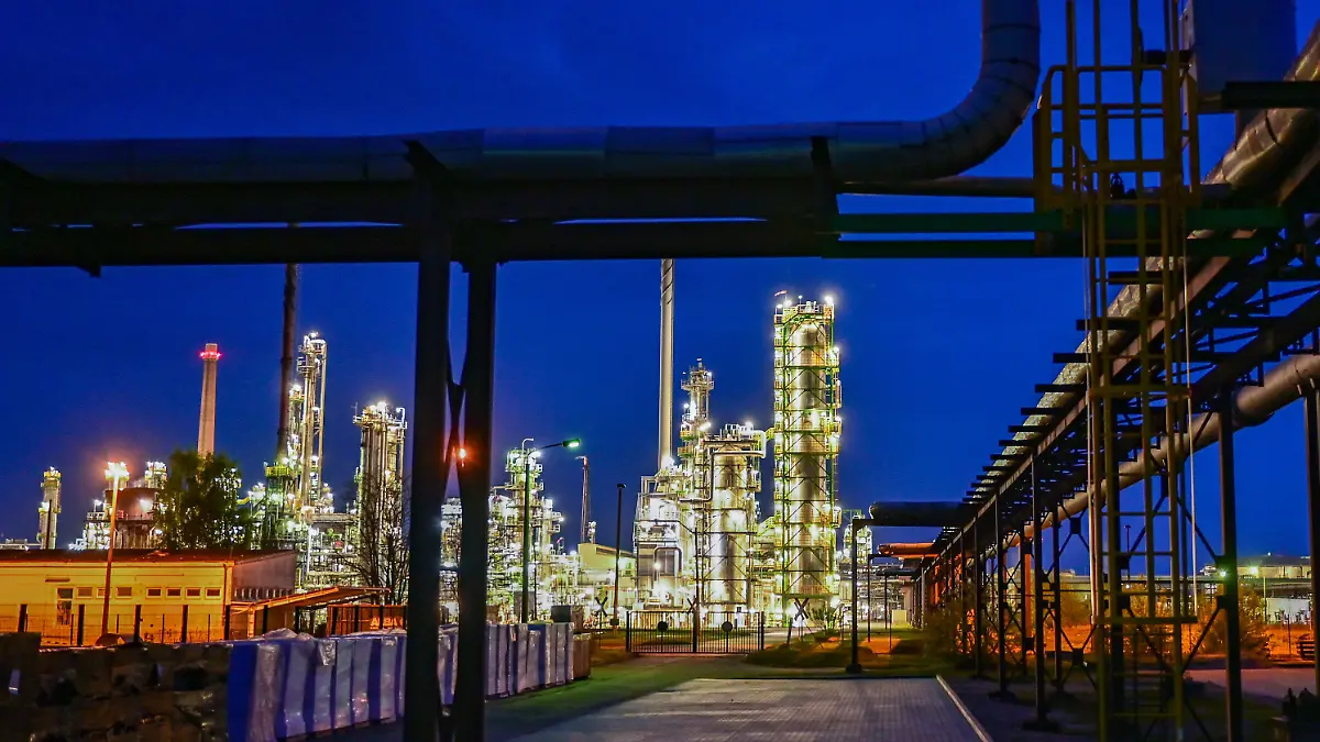 ARCHIV - 04.05.2022, Brandenburg, Schwedt: Die Anlagen der Erdölraffinerie auf dem Industriegelände der PCK-Raffinerie GmbH sind abends beleuchtet. (zu dpa "Regierung stellt Rosneft Deutschland unter Treuhandverwaltung") Foto: Patrick Pleul/dpa +++ dpa-Bildfunk +++