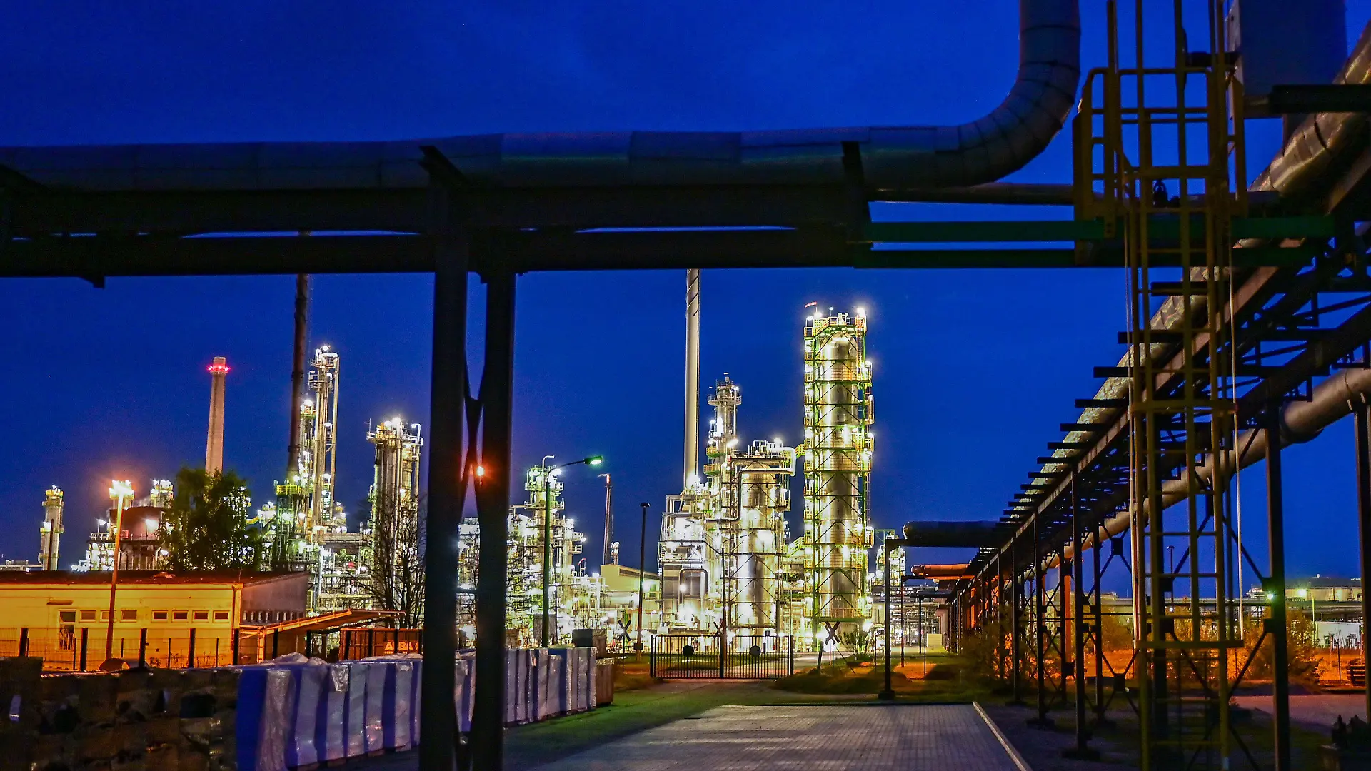 ARCHIV - 04.05.2022, Brandenburg, Schwedt: Die Anlagen der Erdölraffinerie auf dem Industriegelände der PCK-Raffinerie GmbH sind abends beleuchtet. (zu dpa "Regierung stellt Rosneft Deutschland unter Treuhandverwaltung") Foto: Patrick Pleul/dpa +++ dpa-Bildfunk +++