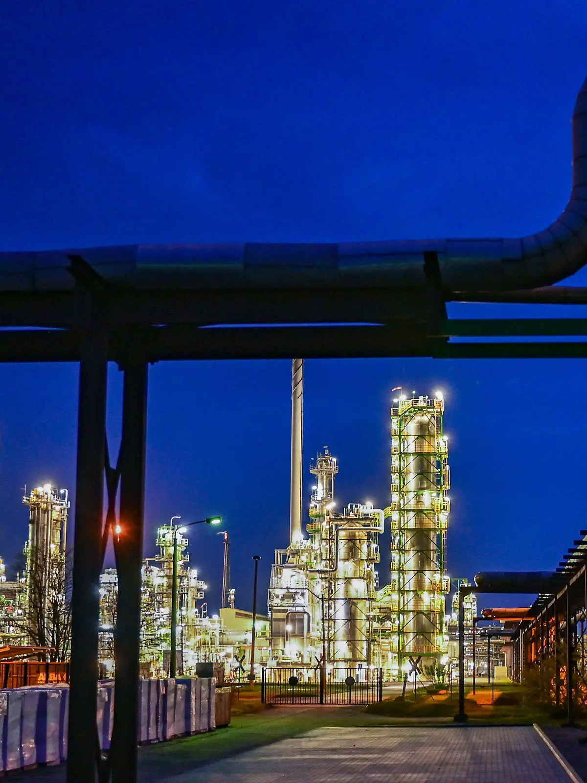 ARCHIV - 04.05.2022, Brandenburg, Schwedt: Die Anlagen der Erdölraffinerie auf dem Industriegelände der PCK-Raffinerie GmbH sind abends beleuchtet. (zu dpa "Regierung stellt Rosneft Deutschland unter Treuhandverwaltung") Foto: Patrick Pleul/dpa +++ dpa-Bildfunk +++