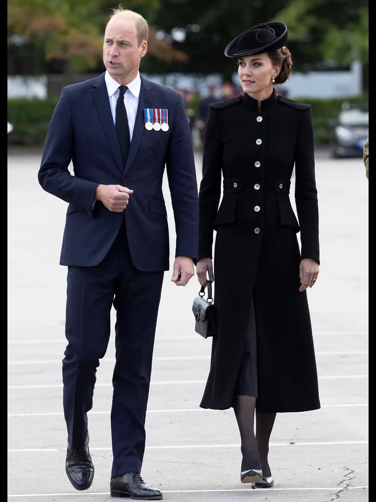  . 16/09/2022. Pirbright , United Kingdom. Prince William and Kate Middleton , the Prince and Princess of Wales, meet troops from the Commonwealth at the Army Training Centre in Pirbright , United Kingdom . The soldiers have been deployed to the UK to take part in the state funeral of Queen Elizabeth II . PUBLICATIONxINxGERxSUIxAUTxHUNxONLY xStephenxLockx/xi-Imagesx IIM-23772-0076