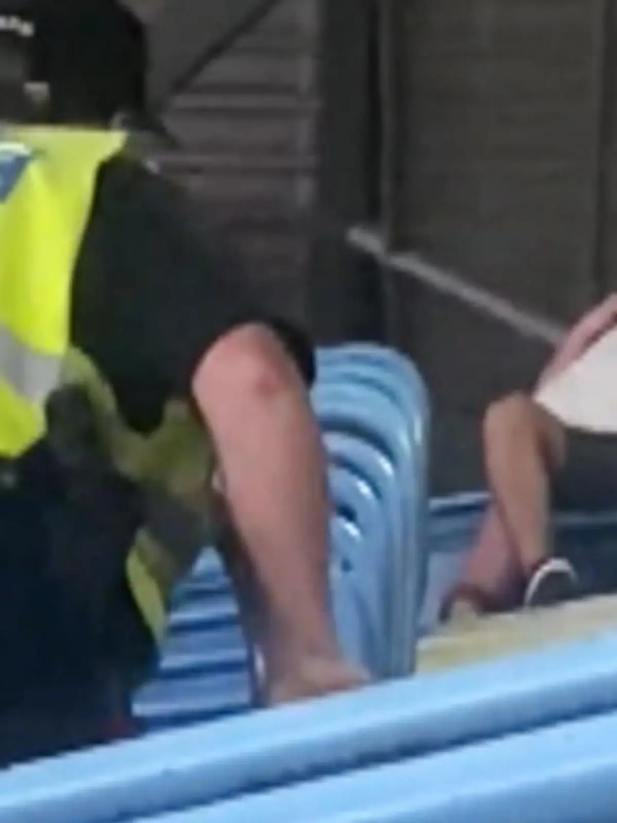 Diese beiden konnten wohl einfach nicht die Finger voneinander lassen: Im Baseballstadion haben sie sich in der hintersten Ecke versteckt, um dort Sex zu haben. Leider hat die Security die beiden trotzdem entdeckt!