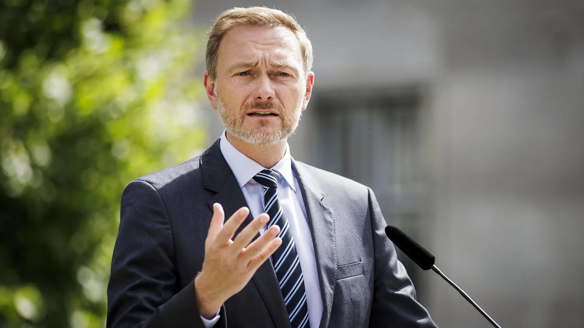 Christian Lindner, Bundesminister der Finanzen, aufgenommen im Rahmen eines Pressestatements zu den Eckpunkten fuer eine schlagkraeftigere Bekaempfung von Finanzkriminalitaet, im Garten des Bundesfinanzministeriums in Berlin, 24.08.2022. Berlin Deutschland *** Christian Lindner, Federal Minister of Finance, recorded during a press statement on the key points for a more powerful fight against financial crime, in the garden of the Federal Ministry of Finance in Berlin, 24 08 2022 Berlin Germany Copyright: xJaninexSchmitz/photothek.dex