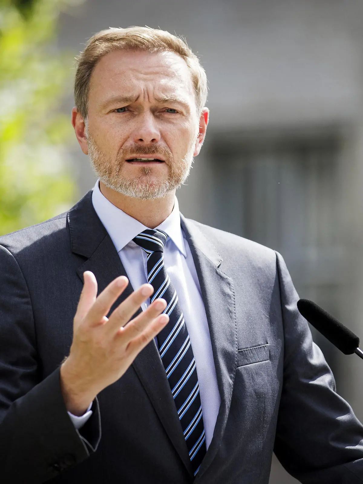 Christian Lindner, Bundesminister der Finanzen, aufgenommen im Rahmen eines Pressestatements zu den Eckpunkten fuer eine schlagkraeftigere Bekaempfung von Finanzkriminalitaet, im Garten des Bundesfinanzministeriums in Berlin, 24.08.2022. Berlin Deutschland *** Christian Lindner, Federal Minister of Finance, recorded during a press statement on the key points for a more powerful fight against financial crime, in the garden of the Federal Ministry of Finance in Berlin, 24 08 2022 Berlin Germany Copyright: xJaninexSchmitz/photothek.dex 