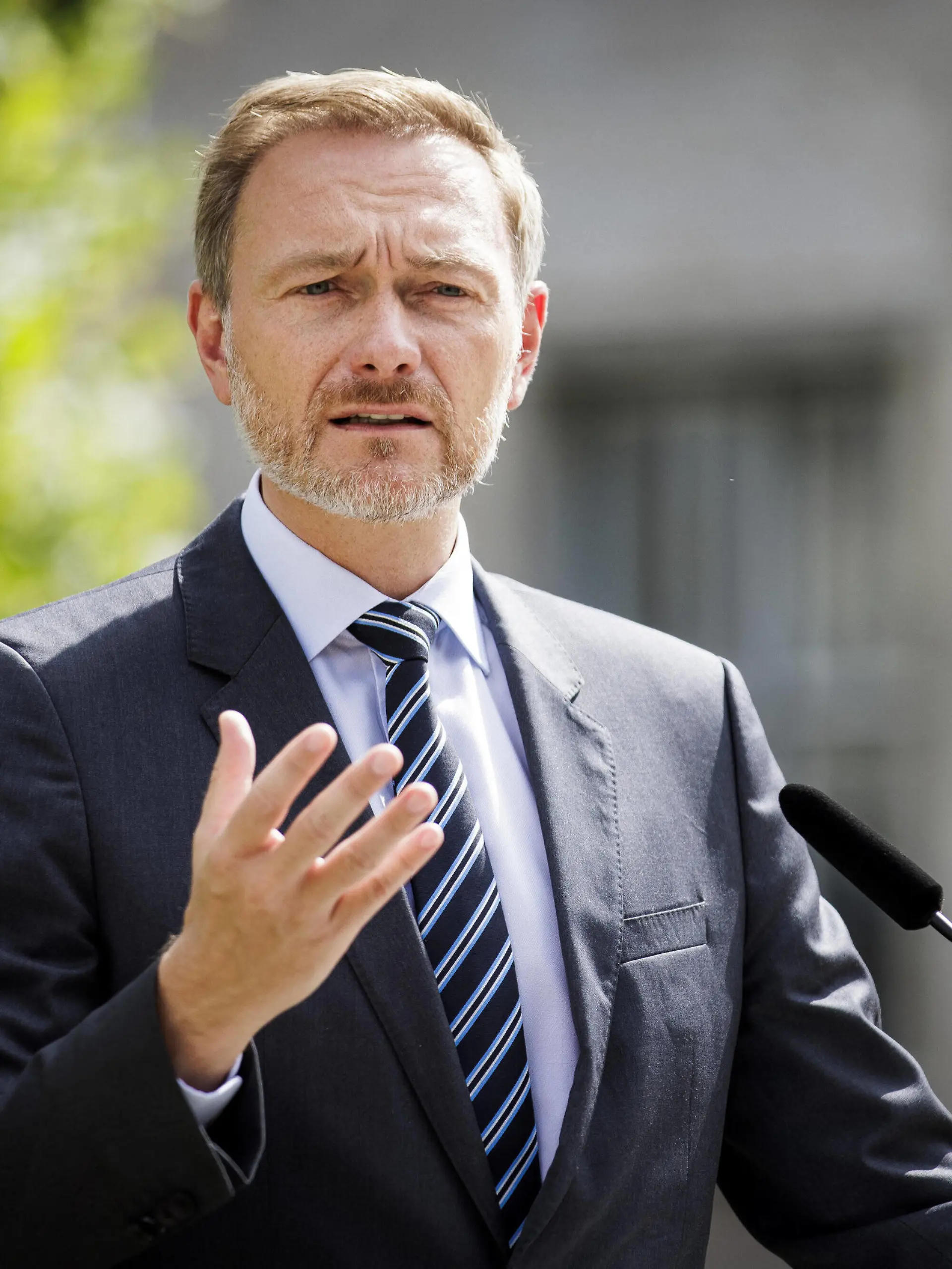Christian Lindner, Bundesminister der Finanzen, aufgenommen im Rahmen eines Pressestatements zu den Eckpunkten fuer eine schlagkraeftigere Bekaempfung von Finanzkriminalitaet, im Garten des Bundesfinanzministeriums in Berlin, 24.08.2022. Berlin Deutschland *** Christian Lindner, Federal Minister of Finance, recorded during a press statement on the key points for a more powerful fight against financial crime, in the garden of the Federal Ministry of Finance in Berlin, 24 08 2022 Berlin Germany Copyright: xJaninexSchmitz/photothek.dex 