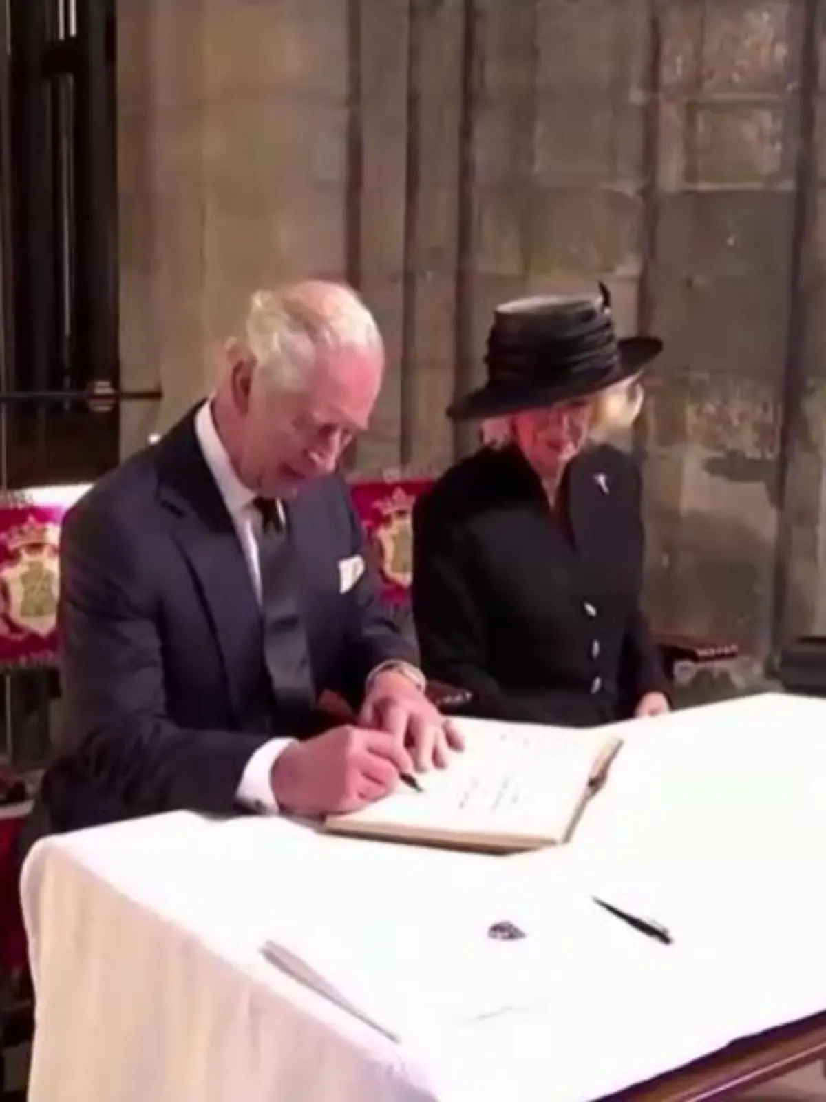 König Charles unterschreibt mit seinem eigenen Stift.
