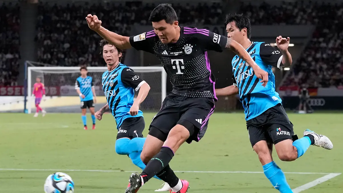 GRAFIK - 29.07.2023, Japan, Tokio: Fußball: Testspiele, Kawasaki Frontale - FC Bayern München: Kim Minjae (M) von FC Bayern München in Aktion. Foto: Shuji Kajiyama/AP/dpa +++ dpa-Bildfunk +++