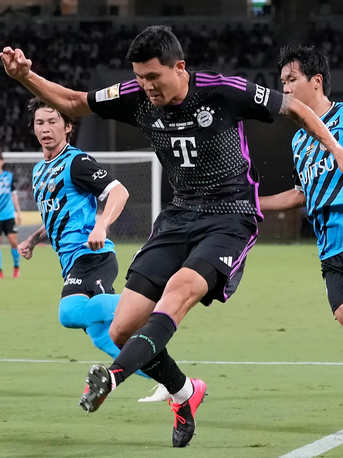 GRAFIK - 29.07.2023, Japan, Tokio: Fußball: Testspiele, Kawasaki Frontale - FC Bayern München: Kim Minjae (M) von FC Bayern München in Aktion. Foto: Shuji Kajiyama/AP/dpa +++ dpa-Bildfunk +++