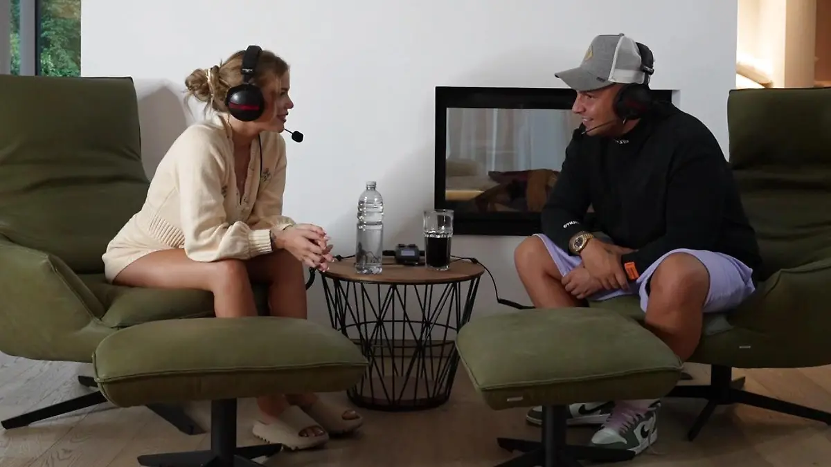 Es geht los! Laura und Pietro bei der Aufnahme ihrer ersten gemeinsamen Podcast-Folge