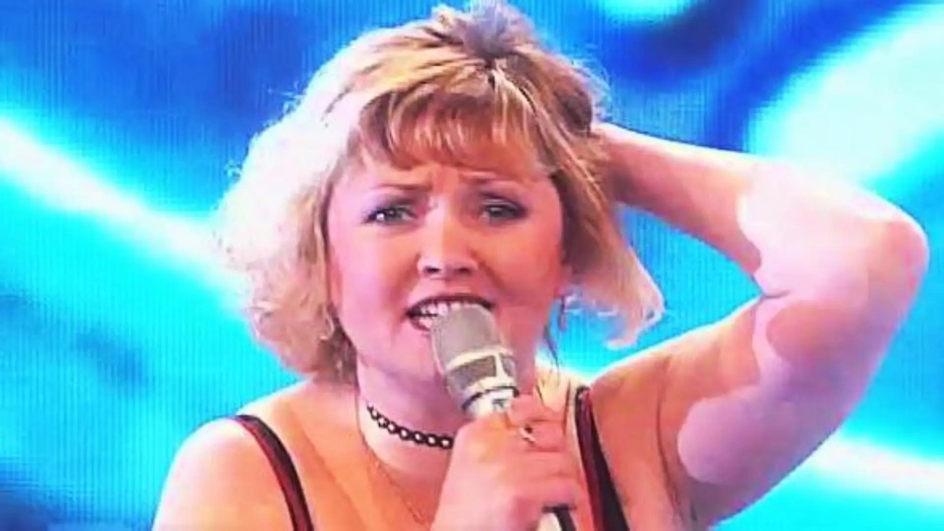 Auch wenn ihr Casting daneben ging- DSDS-Kultkandidatin Johanna Malcherek darf in der vierten Mottoshow der vierten Staffel als Backstage-Reporterin berichten