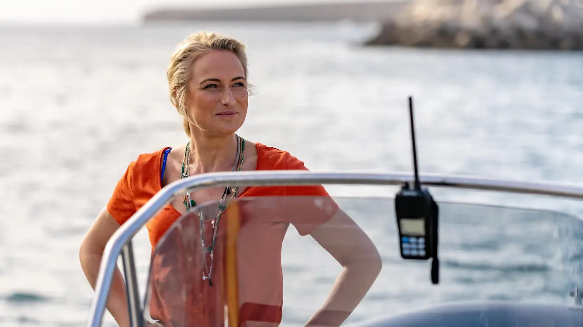 Maren (Eva Mona Rodekirchen) freut sich, dass alle in einem Boot sind.
Die Verwendung des sendungsbezogenen Materials ist nur mit dem Hinweis und Verlinkung auf TVNOW gestattet.