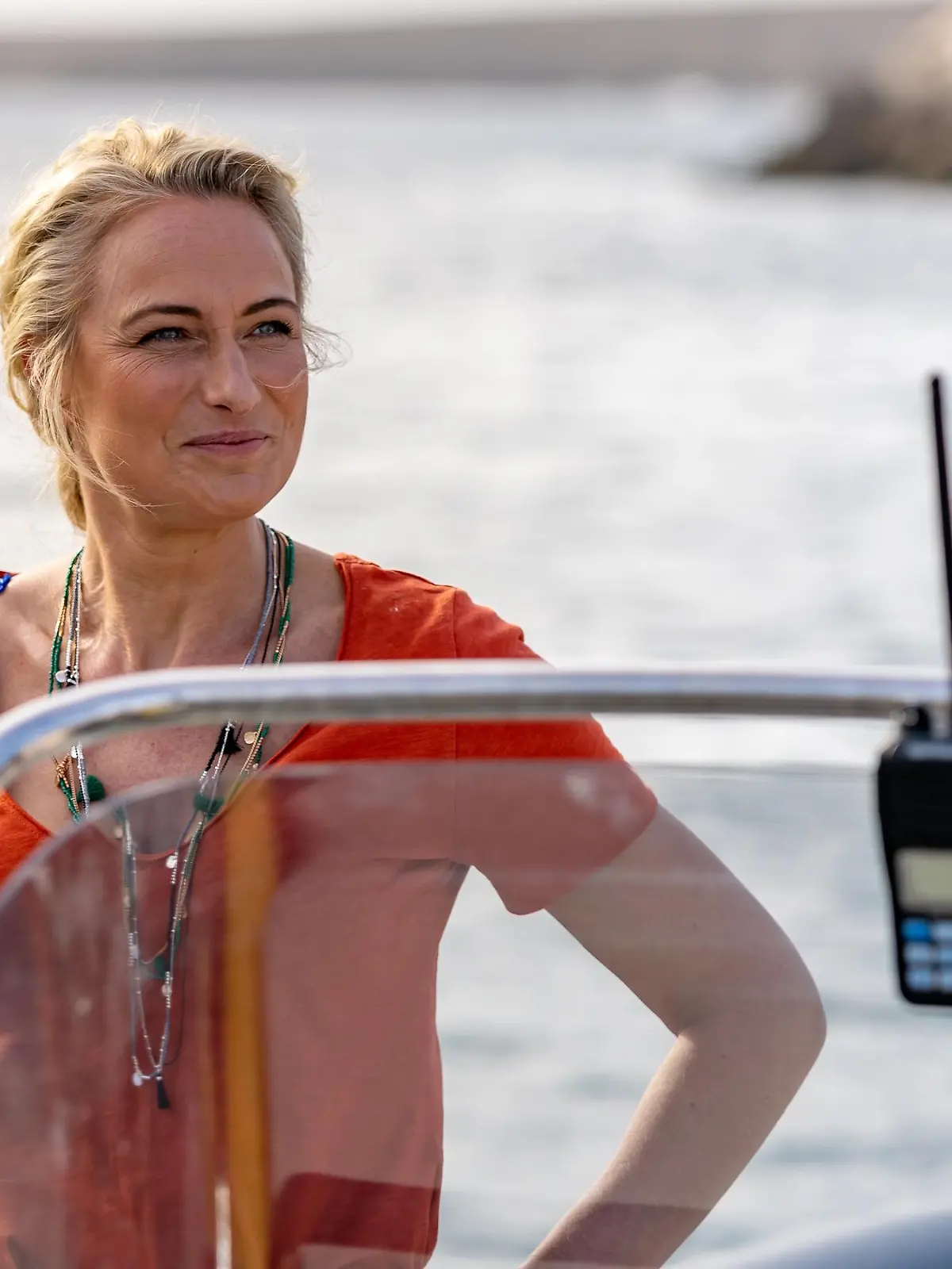 Maren (Eva Mona Rodekirchen) freut sich, dass alle in einem Boot sind.

Die Verwendung des sendungsbezogenen Materials ist nur mit dem Hinweis und Verlinkung auf TVNOW gestattet.