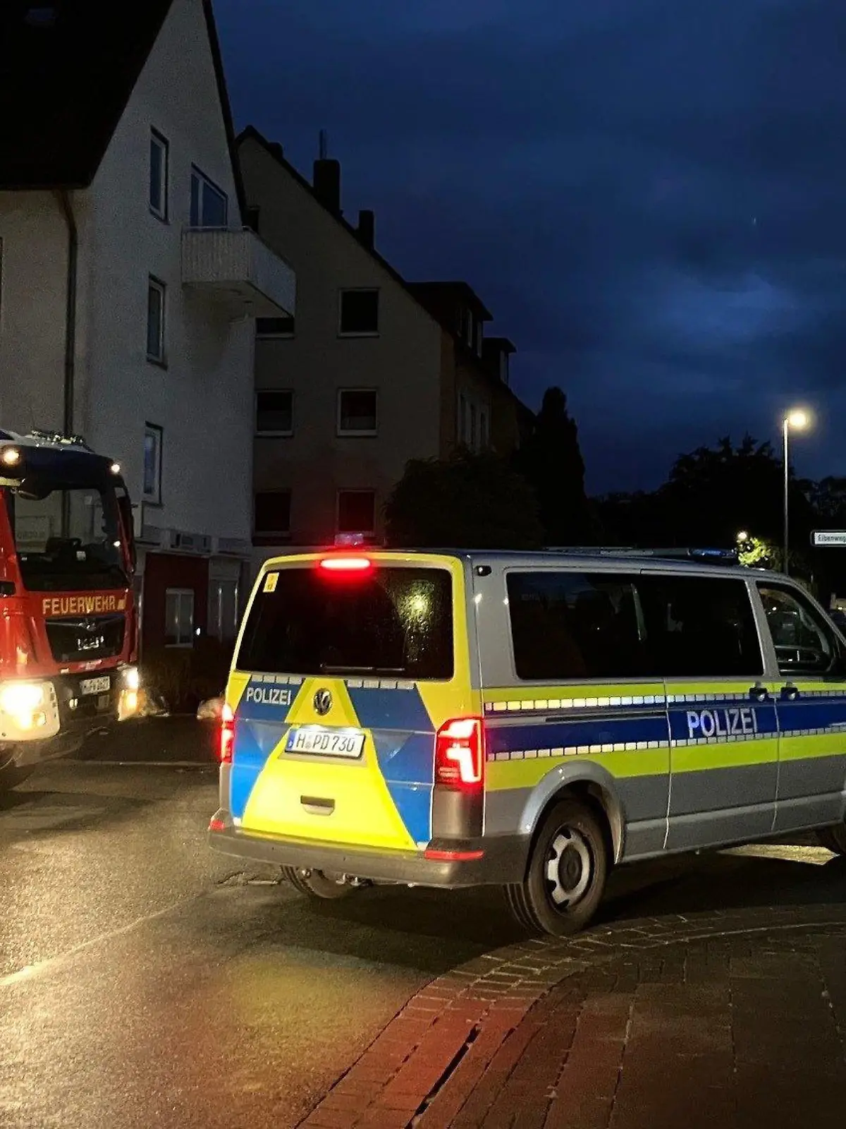 Hunderte Einsatzkräfte von Feuerwehr, Polizei und Hilfsorganisationen waren bei der Bombensprengung in Hannover vor Ort.