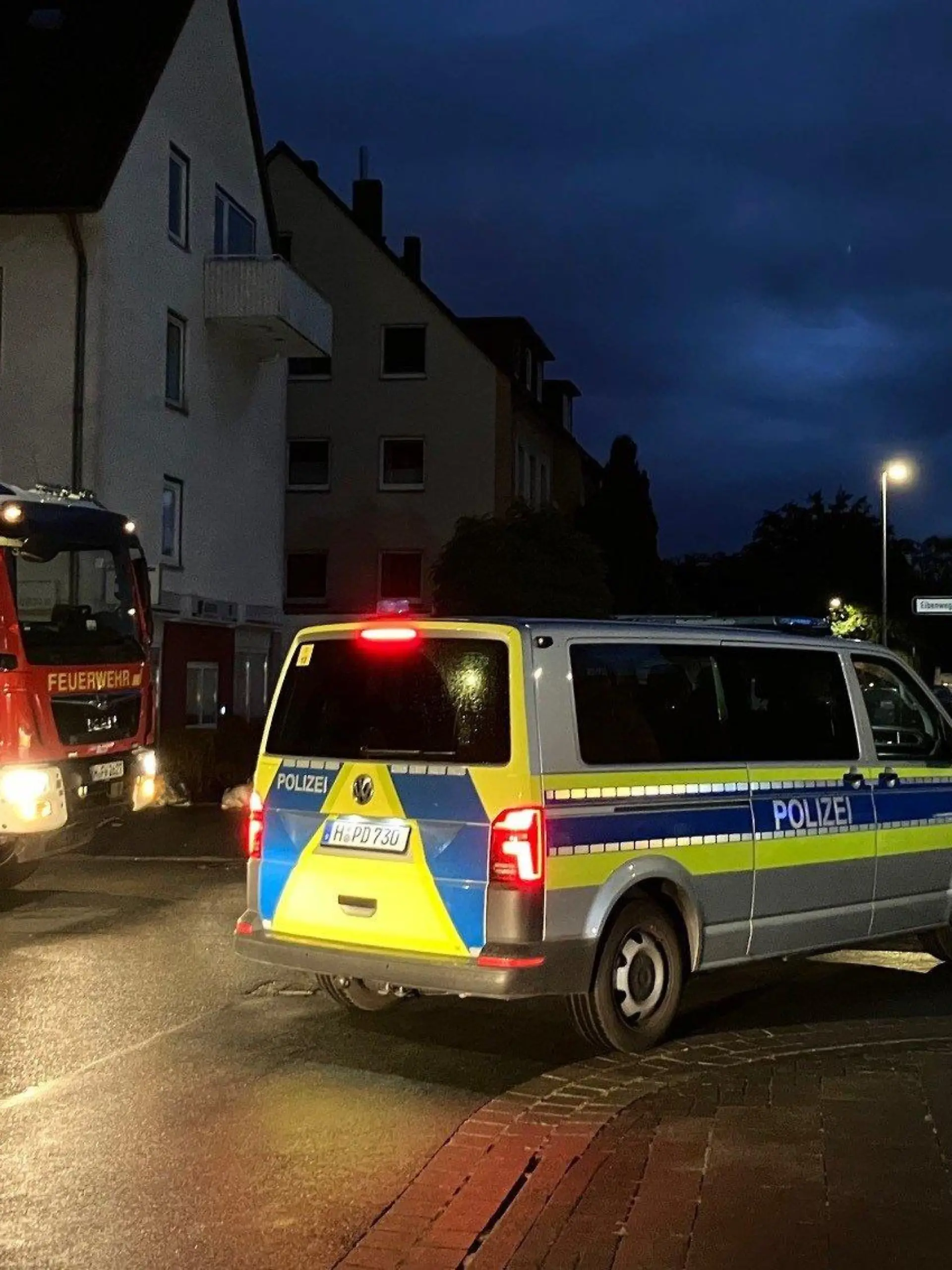 Hunderte Einsatzkräfte von Feuerwehr, Polizei und Hilfsorganisationen waren bei der Bombensprengung in Hannover vor Ort.