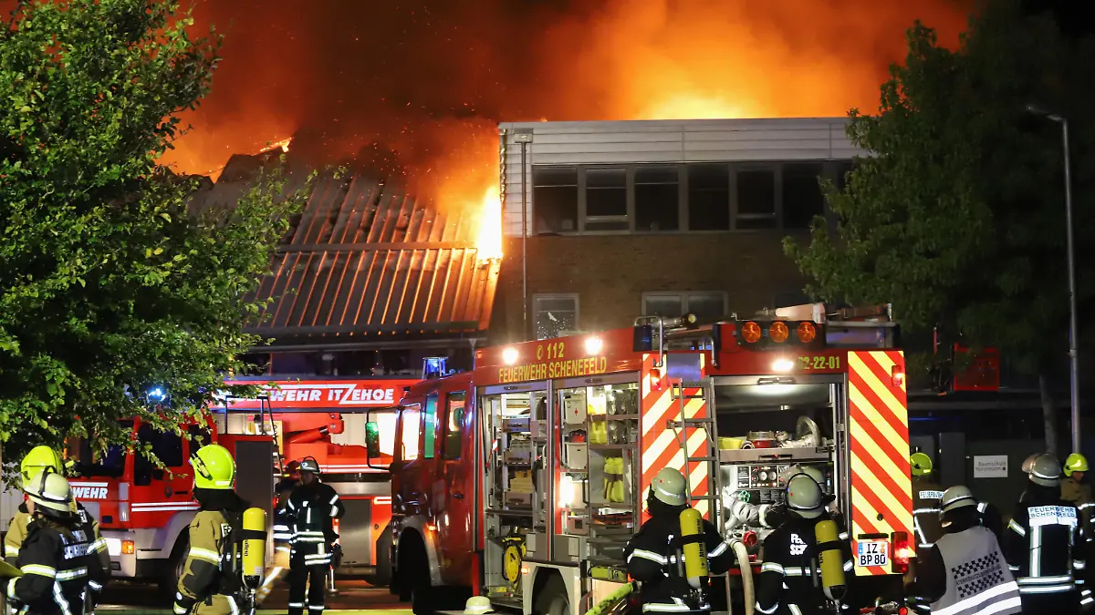 Die Lagerhalle einer Baumschule in Schenefeld brennt lichterloh.